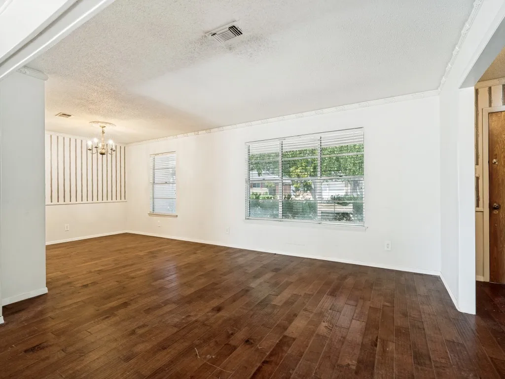 Single Family Residence For Sale in Tarrant County , 3513 Wren Avenue, Fort Worth, Texas 76133, 4 Bedroom, 2 Bathroom, 2 Garage spaces, 2,239 Sqft, built in 1965, mls#21382214, Real Estate Agent in Fort Worth, Homes For Sale in Tarrant county, Homes For Sale in Fort Worth, Realtor in Fort Worth Texas, Real Estate Brokerage Independent Realty Texas, Luminita Cordes Realtor