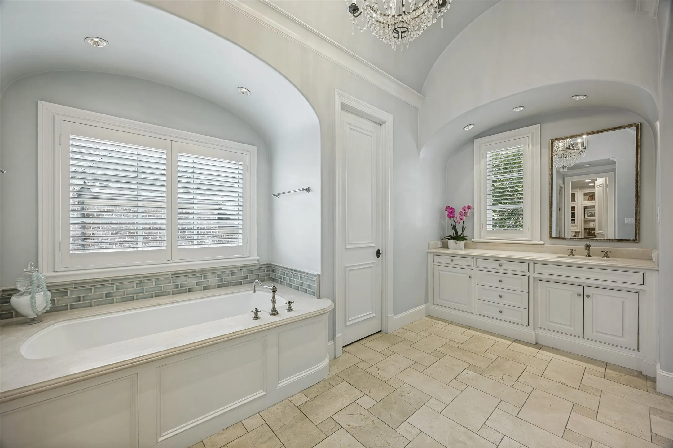 Single Family Residence For Rent in Dallas County , 2929 Stanford Avenue, University Park, Texas 75225, 5 Bedroom, 7 Bathroom, 2 Garage spaces, 5,987 Sqft, built in 1997, mls#21392299, Real Estate Agent in University Park, Homes For Rent in Dallas county, Homes For Rent in University Park, Realtor in University Park Texas, Real Estate Brokerage Independent Realty Texas, Luminita Cordes Realtor