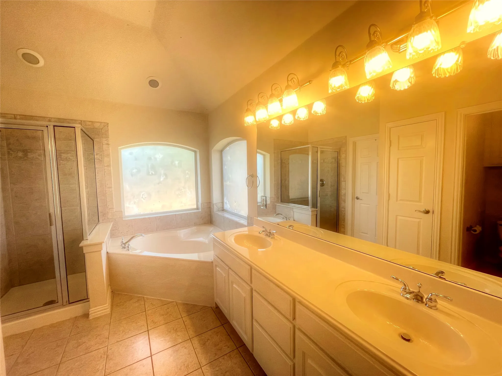 Single Family Residence For Rent in Tarrant County , 8664 Lariat Circle, Fort Worth, Texas 76244, 3 Bedroom, 2 Bathroom, 2 Garage spaces, 2,671 Sqft, built in 2002, mls#21392727, Real Estate Agent in Fort Worth, Homes For Rent in Tarrant county, Homes For Rent in Fort Worth, Realtor in Fort Worth Texas, Real Estate Brokerage Independent Realty Texas, Luminita Cordes Realtor