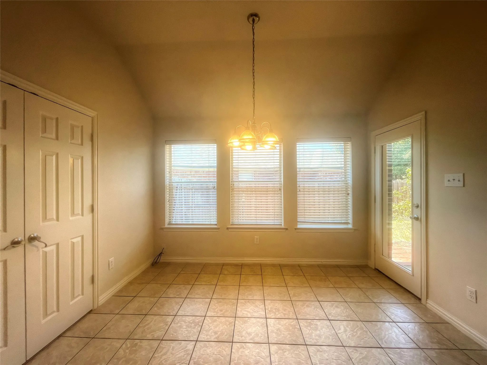 Single Family Residence For Rent in Tarrant County , 8664 Lariat Circle, Fort Worth, Texas 76244, 3 Bedroom, 2 Bathroom, 2 Garage spaces, 2,671 Sqft, built in 2002, mls#21392727, Real Estate Agent in Fort Worth, Homes For Rent in Tarrant county, Homes For Rent in Fort Worth, Realtor in Fort Worth Texas, Real Estate Brokerage Independent Realty Texas, Luminita Cordes Realtor
