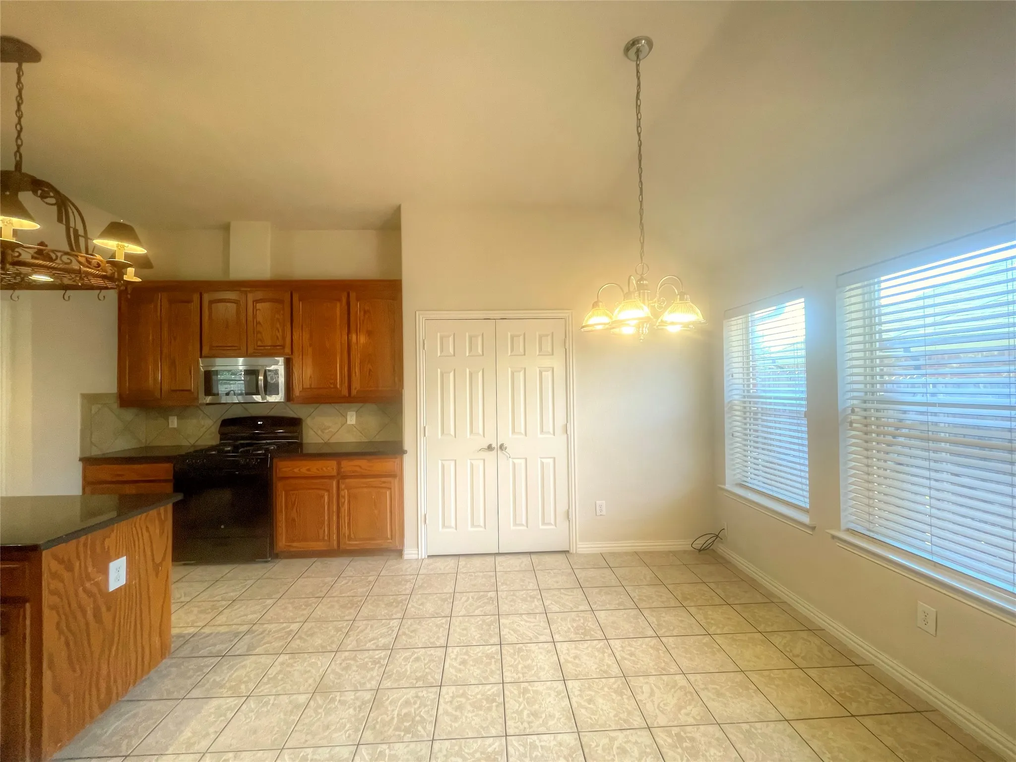 Single Family Residence For Rent in Tarrant County , 8664 Lariat Circle, Fort Worth, Texas 76244, 3 Bedroom, 2 Bathroom, 2 Garage spaces, 2,671 Sqft, built in 2002, mls#21392727, Real Estate Agent in Fort Worth, Homes For Rent in Tarrant county, Homes For Rent in Fort Worth, Realtor in Fort Worth Texas, Real Estate Brokerage Independent Realty Texas, Luminita Cordes Realtor