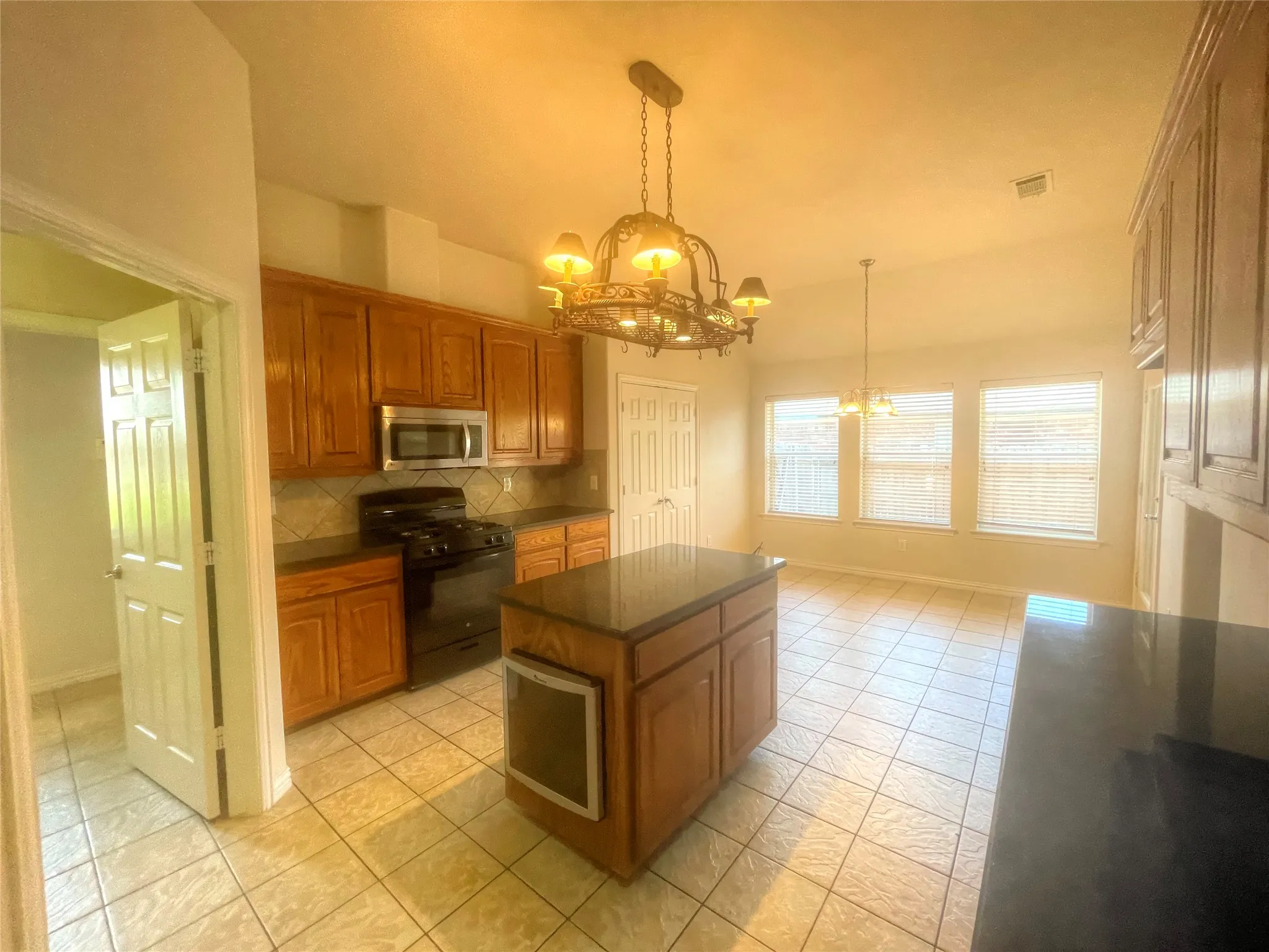 Single Family Residence For Rent in Tarrant County , 8664 Lariat Circle, Fort Worth, Texas 76244, 3 Bedroom, 2 Bathroom, 2 Garage spaces, 2,671 Sqft, built in 2002, mls#21392727, Real Estate Agent in Fort Worth, Homes For Rent in Tarrant county, Homes For Rent in Fort Worth, Realtor in Fort Worth Texas, Real Estate Brokerage Independent Realty Texas, Luminita Cordes Realtor