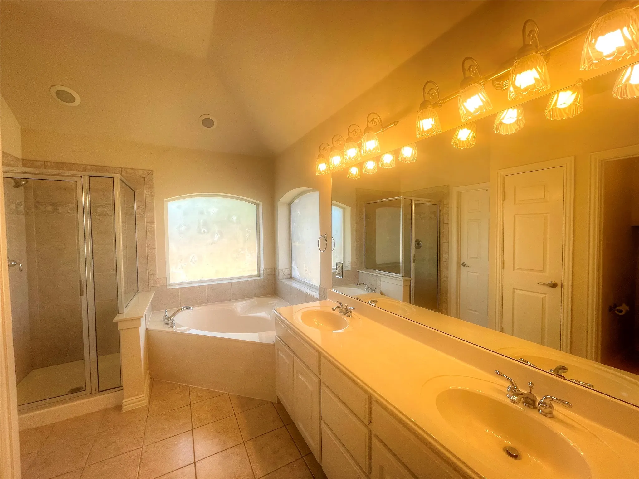 Single Family Residence For Rent in Tarrant County , 8664 Lariat Circle, Fort Worth, Texas 76244, 3 Bedroom, 2 Bathroom, 2 Garage spaces, 2,671 Sqft, built in 2002, mls#21392727, Real Estate Agent in Fort Worth, Homes For Rent in Tarrant county, Homes For Rent in Fort Worth, Realtor in Fort Worth Texas, Real Estate Brokerage Independent Realty Texas, Luminita Cordes Realtor