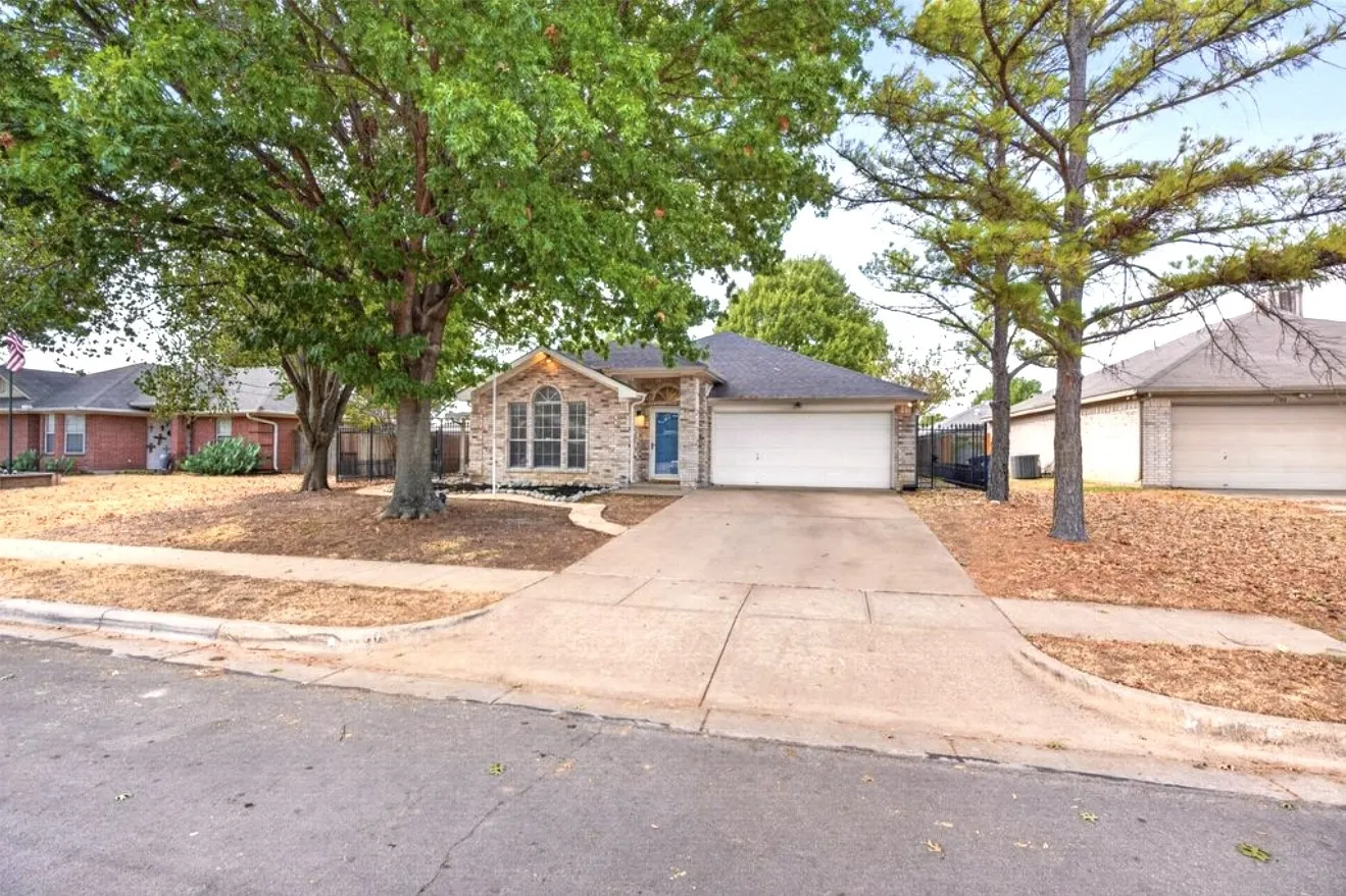 Single Family Residence For Sale in Johnson County , 1150 Marc Street, Burleson, Texas 76028, 3 Bedroom, 2 Bathroom, 2 Garage spaces, 1,662 Sqft, built in 1998, mls#21391495, Real Estate Agent in Burleson, Homes For Sale in Johnson county, Homes For Sale in Burleson, Realtor in Burleson Texas, Real Estate Brokerage Independent Realty Texas, Luminita Cordes Realtor