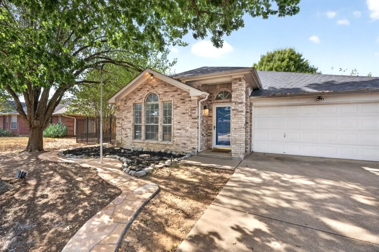 Single Family Residence For Sale in Johnson County , 1150 Marc Street, Burleson, Texas 76028, 3 Bedroom, 2 Bathroom, 2 Garage spaces, 1,662 Sqft, built in 1998, mls#21391495, Real Estate Agent in Burleson, Homes For Sale in Johnson county, Homes For Sale in Burleson, Realtor in Burleson Texas, Real Estate Brokerage Independent Realty Texas, Luminita Cordes Realtor