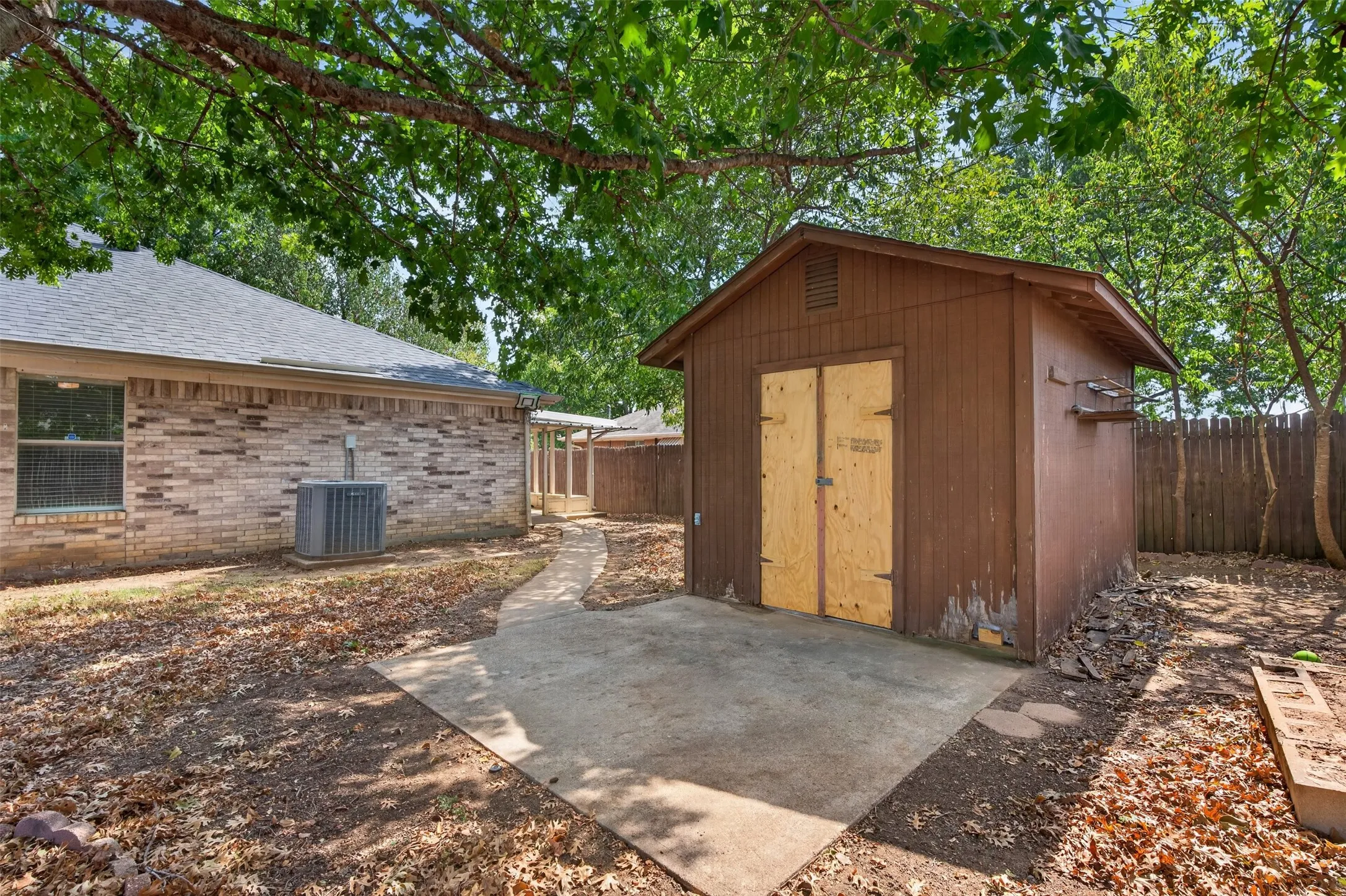 Single Family Residence For Sale in Johnson County , 1150 Marc Street, Burleson, Texas 76028, 3 Bedroom, 2 Bathroom, 2 Garage spaces, 1,662 Sqft, built in 1998, mls#21391495, Real Estate Agent in Burleson, Homes For Sale in Johnson county, Homes For Sale in Burleson, Realtor in Burleson Texas, Real Estate Brokerage Independent Realty Texas, Luminita Cordes Realtor