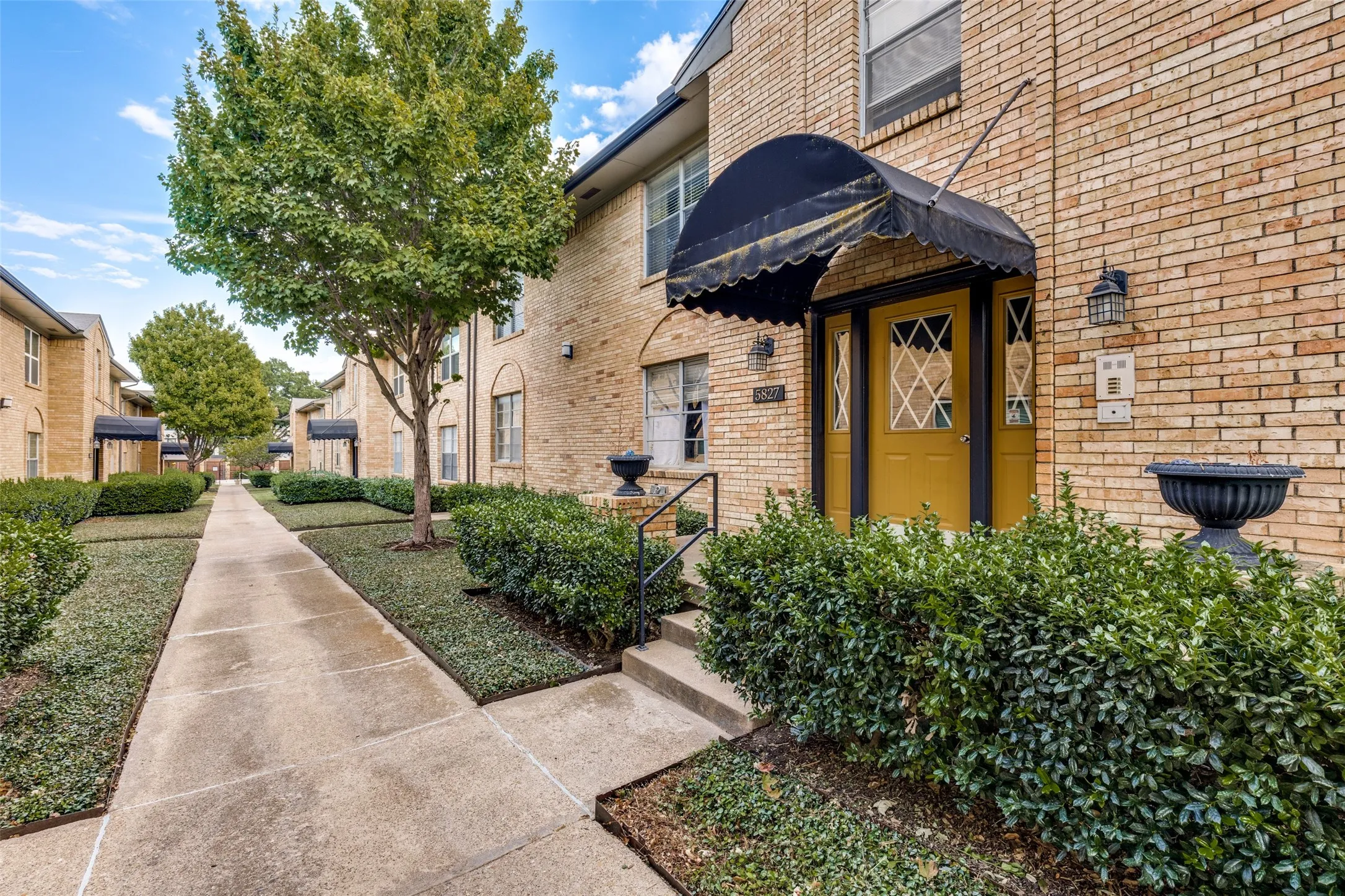 Condominium For Sale in Dallas County , 5827 Sandhurst Lane C, Dallas, Texas 75206, 2 Bedroom, 2 Bathroom, Garage spaces, 1,147 Sqft, built in 1967, mls#21392728, Real Estate Agent in Dallas, Homes For Sale in Dallas county, Homes For Sale in Dallas, Realtor in Dallas Texas, Real Estate Brokerage Independent Realty Texas, Luminita Cordes Realtor