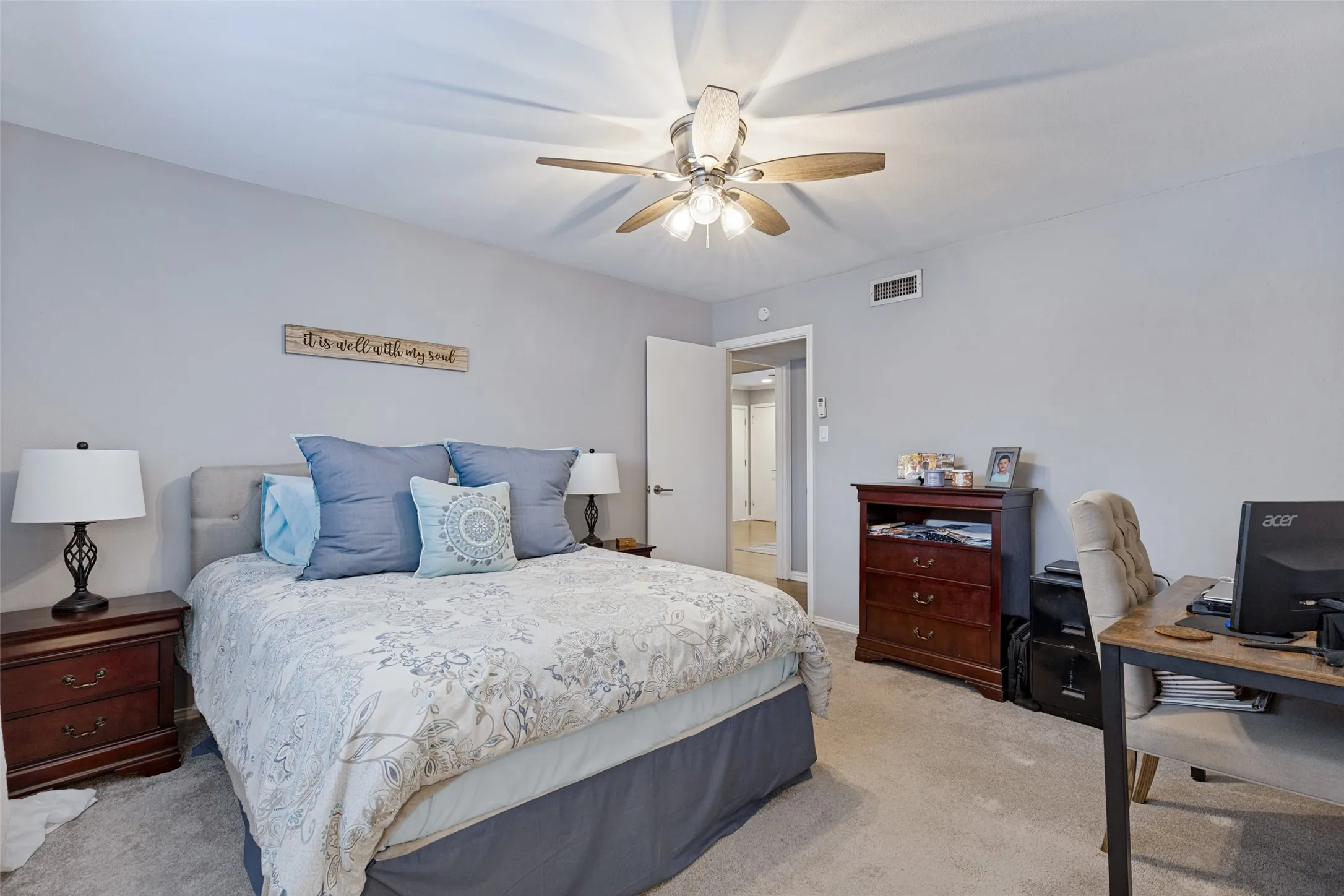 Ceiling fan with integrated lighting