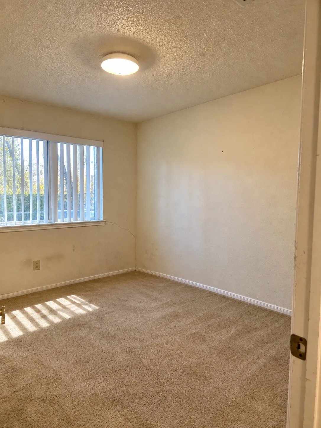 4th bedroom. VIRTUALLY DECLUTTERED USING AI
