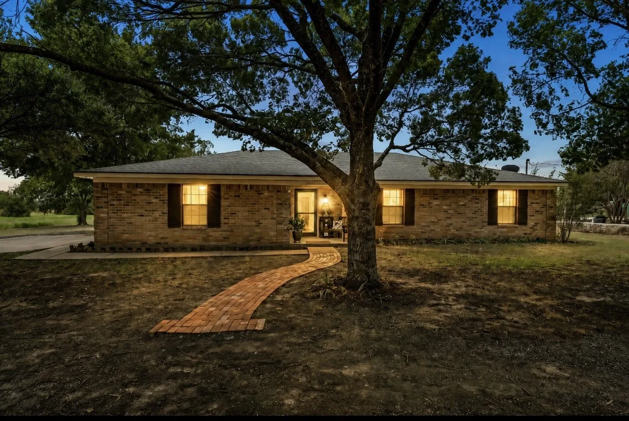 Single Family Residence For Sale in Mc Lennan County , 3517 W Moonlight Drive, Waco, Texas 76706, 3 Bedroom, 2 Bathroom, 2 Garage spaces, 1,657 Sqft, built in 1985, mls#21392719, Real Estate Agent in Waco, Homes For Sale in Mc Lennan county, Homes For Sale in Waco, Realtor in Waco Texas, Real Estate Brokerage Independent Realty Texas, Luminita Cordes Realtor