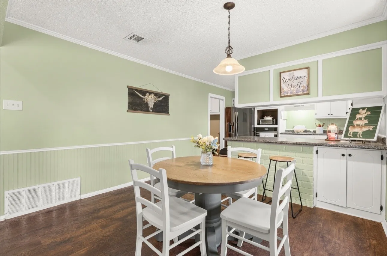 Single Family Residence For Sale in Mc Lennan County , 3517 W Moonlight Drive, Waco, Texas 76706, 3 Bedroom, 2 Bathroom, 2 Garage spaces, 1,657 Sqft, built in 1985, mls#21392719, Real Estate Agent in Waco, Homes For Sale in Mc Lennan county, Homes For Sale in Waco, Realtor in Waco Texas, Real Estate Brokerage Independent Realty Texas, Luminita Cordes Realtor