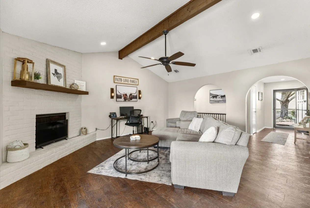 Single Family Residence For Sale in Mc Lennan County , 3517 W Moonlight Drive, Waco, Texas 76706, 3 Bedroom, 2 Bathroom, 2 Garage spaces, 1,657 Sqft, built in 1985, mls#21392719, Real Estate Agent in Waco, Homes For Sale in Mc Lennan county, Homes For Sale in Waco, Realtor in Waco Texas, Real Estate Brokerage Independent Realty Texas, Luminita Cordes Realtor