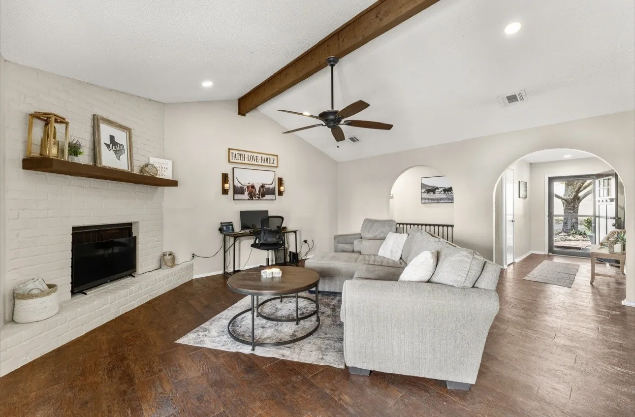 Single Family Residence For Sale in Mc Lennan County , 3517 W Moonlight Drive, Waco, Texas 76706, 3 Bedroom, 2 Bathroom, 2 Garage spaces, 1,657 Sqft, built in 1985, mls#21392719, Real Estate Agent in Waco, Homes For Sale in Mc Lennan county, Homes For Sale in Waco, Realtor in Waco Texas, Real Estate Brokerage Independent Realty Texas, Luminita Cordes Realtor