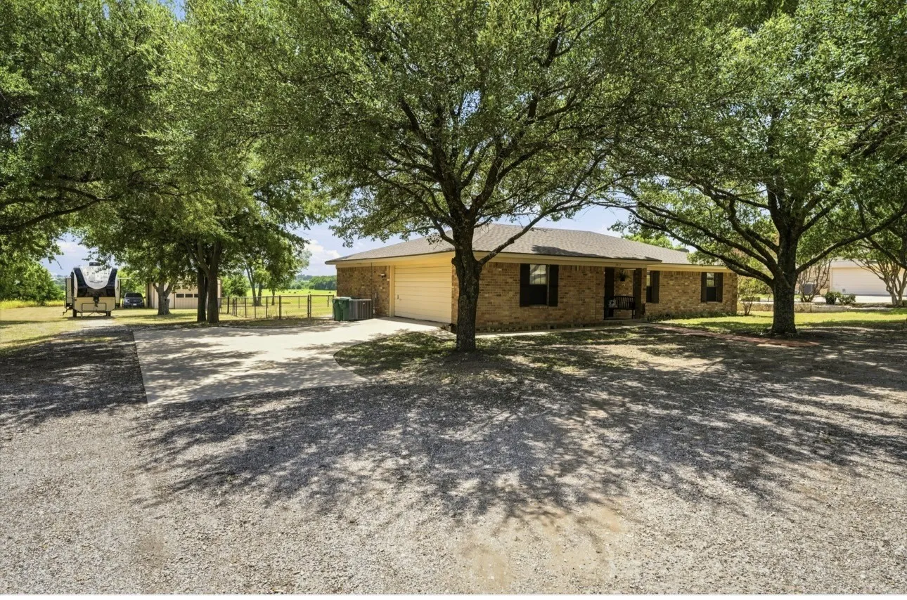 Single Family Residence For Sale in Mc Lennan County , 3517 W Moonlight Drive, Waco, Texas 76706, 3 Bedroom, 2 Bathroom, 2 Garage spaces, 1,657 Sqft, built in 1985, mls#21392719, Real Estate Agent in Waco, Homes For Sale in Mc Lennan county, Homes For Sale in Waco, Realtor in Waco Texas, Real Estate Brokerage Independent Realty Texas, Luminita Cordes Realtor