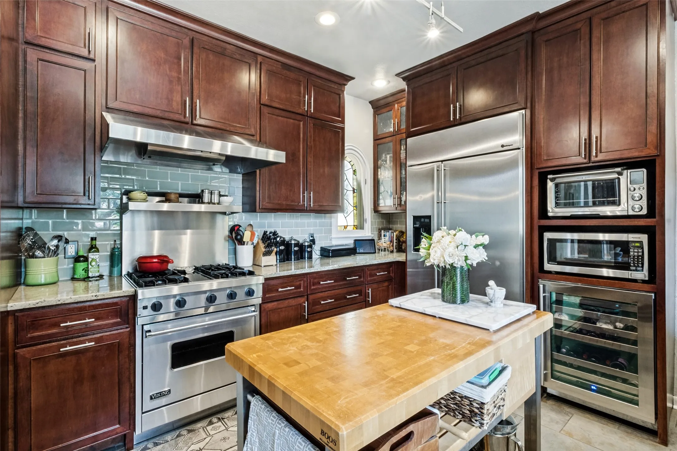 Single Family Residence For Sale in Dallas County , 6936 Lakeshore Drive, Dallas, Texas 75214, 3 Bedroom, 3 Bathroom, 2 Garage spaces, 2,318 Sqft, built in 1926, mls#21392134, Real Estate Agent in Dallas, Homes For Sale in Dallas county, Homes For Sale in Dallas, Realtor in Dallas Texas, Real Estate Brokerage Independent Realty Texas, Luminita Cordes Realtor