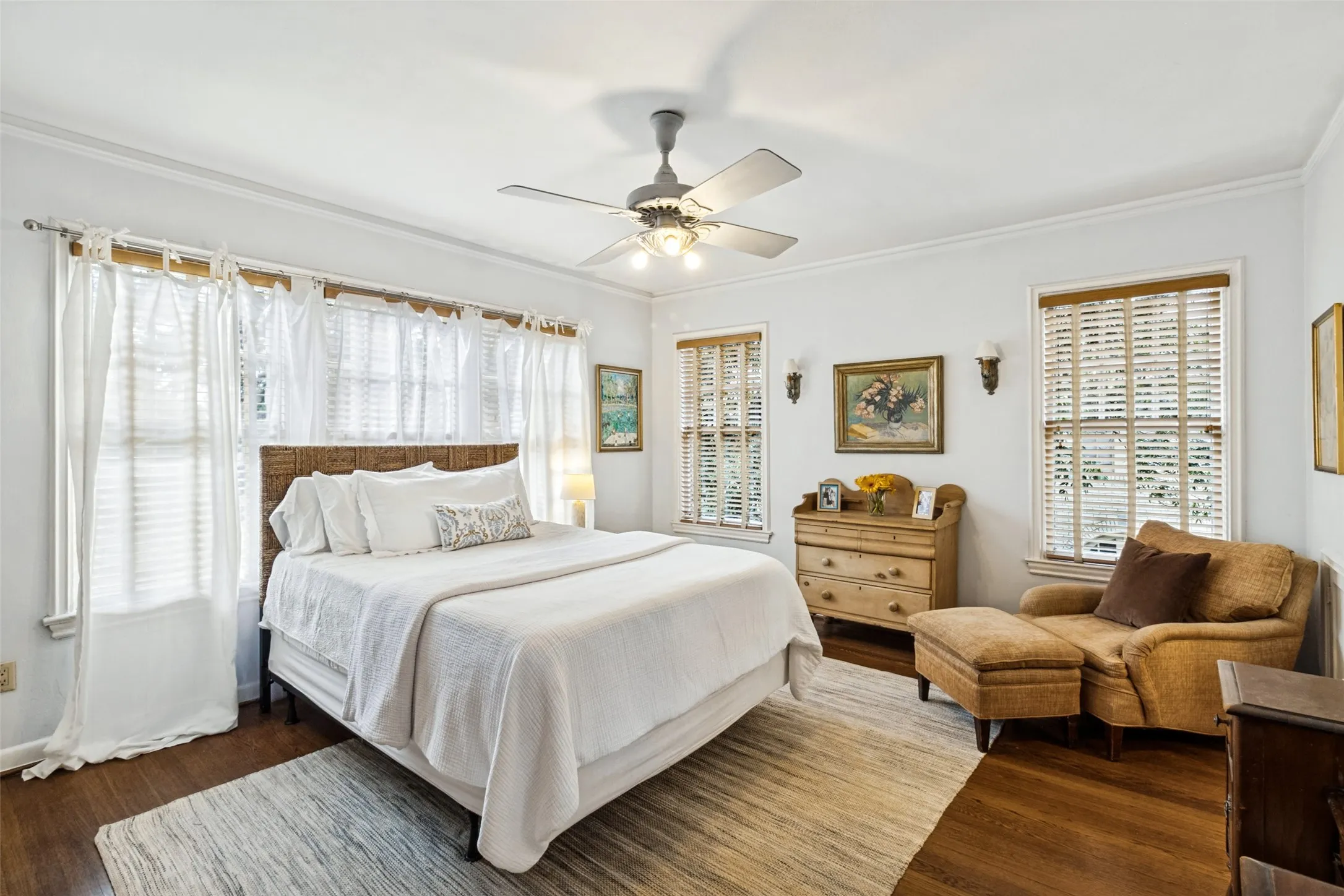 Single Family Residence For Sale in Dallas County , 6936 Lakeshore Drive, Dallas, Texas 75214, 3 Bedroom, 3 Bathroom, 2 Garage spaces, 2,318 Sqft, built in 1926, mls#21392134, Real Estate Agent in Dallas, Homes For Sale in Dallas county, Homes For Sale in Dallas, Realtor in Dallas Texas, Real Estate Brokerage Independent Realty Texas, Luminita Cordes Realtor