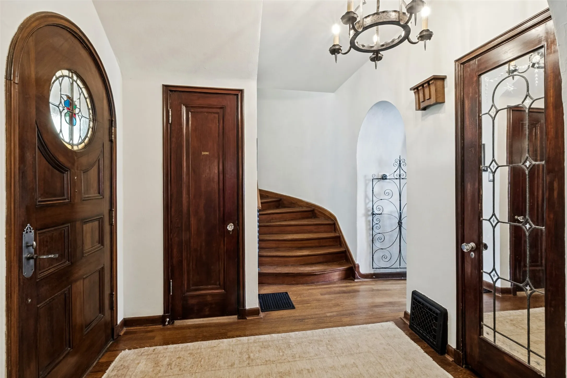 Single Family Residence For Sale in Dallas County , 6936 Lakeshore Drive, Dallas, Texas 75214, 3 Bedroom, 3 Bathroom, 2 Garage spaces, 2,318 Sqft, built in 1926, mls#21392134, Real Estate Agent in Dallas, Homes For Sale in Dallas county, Homes For Sale in Dallas, Realtor in Dallas Texas, Real Estate Brokerage Independent Realty Texas, Luminita Cordes Realtor