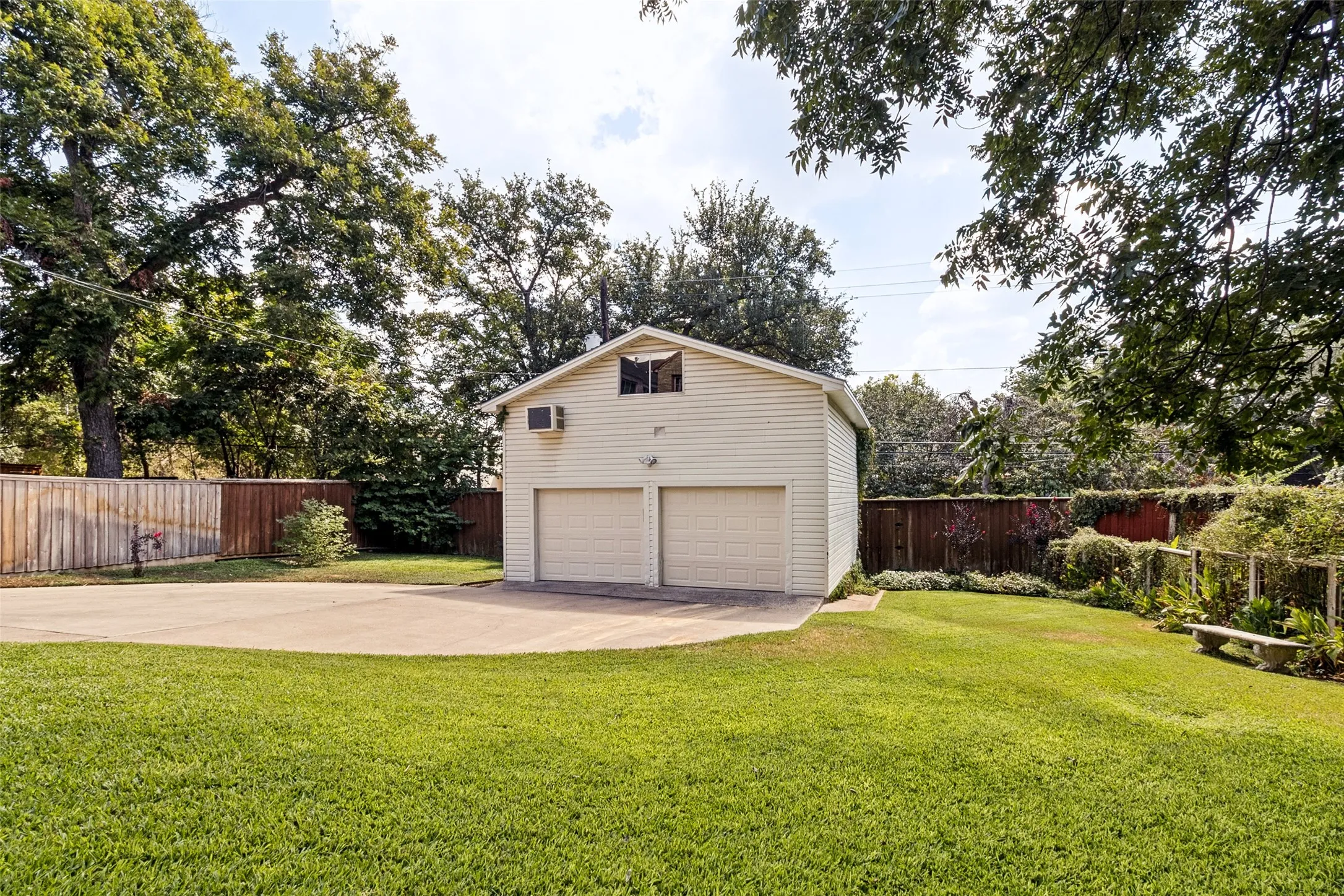 Single Family Residence For Sale in Dallas County , 6936 Lakeshore Drive, Dallas, Texas 75214, 3 Bedroom, 3 Bathroom, 2 Garage spaces, 2,318 Sqft, built in 1926, mls#21392134, Real Estate Agent in Dallas, Homes For Sale in Dallas county, Homes For Sale in Dallas, Realtor in Dallas Texas, Real Estate Brokerage Independent Realty Texas, Luminita Cordes Realtor