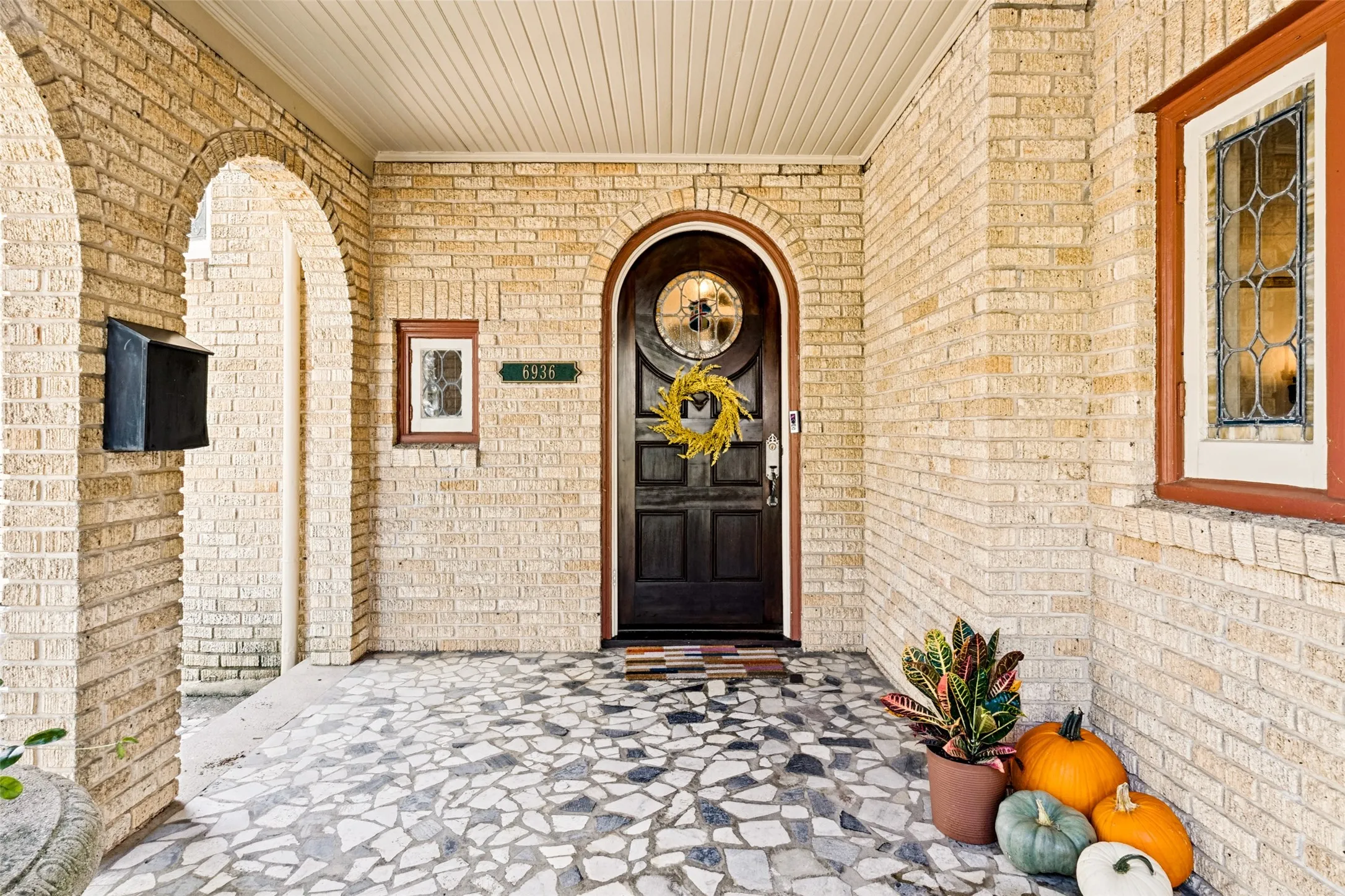 Single Family Residence For Sale in Dallas County , 6936 Lakeshore Drive, Dallas, Texas 75214, 3 Bedroom, 3 Bathroom, 2 Garage spaces, 2,318 Sqft, built in 1926, mls#21392134, Real Estate Agent in Dallas, Homes For Sale in Dallas county, Homes For Sale in Dallas, Realtor in Dallas Texas, Real Estate Brokerage Independent Realty Texas, Luminita Cordes Realtor