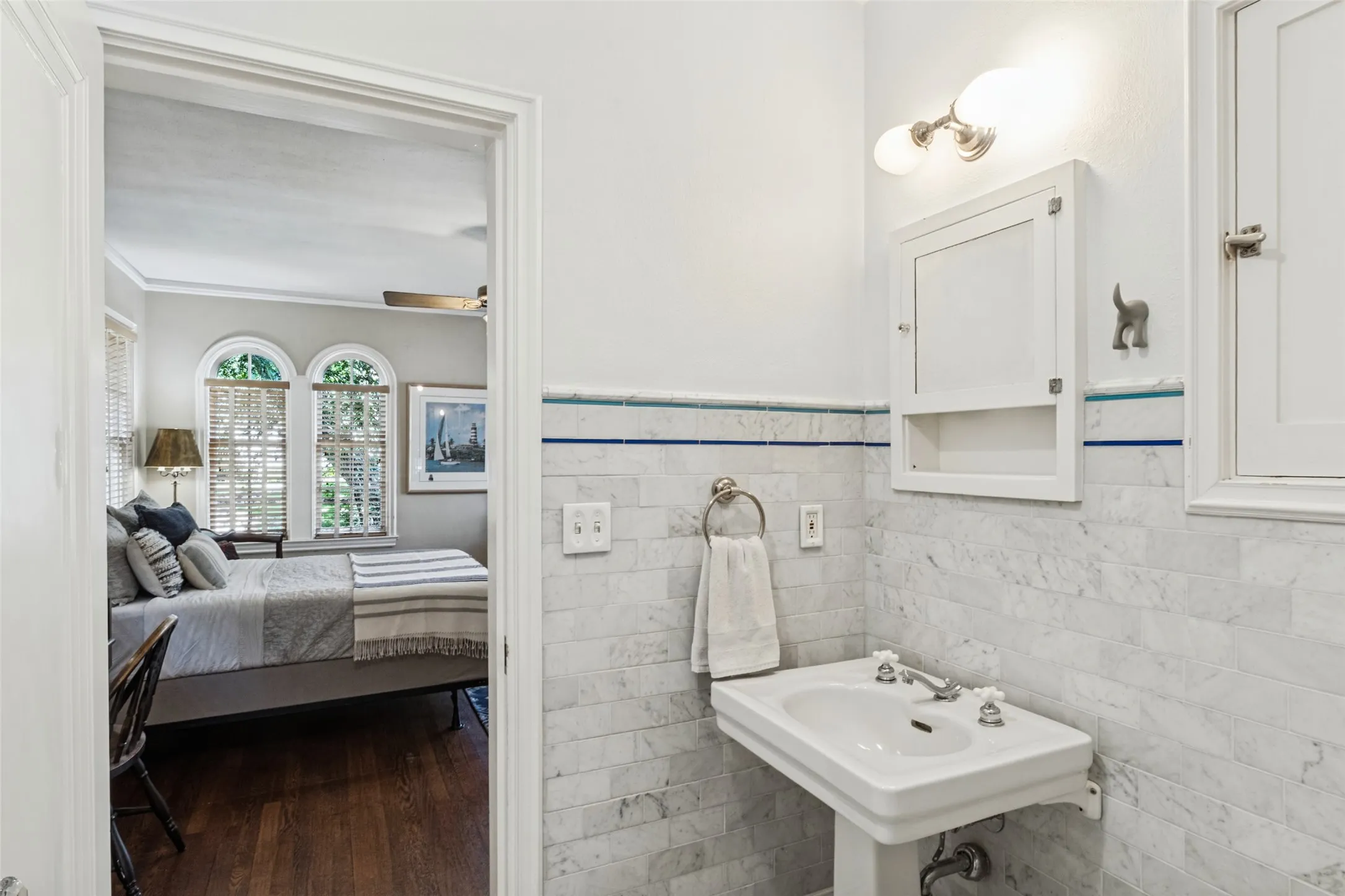 Single Family Residence For Sale in Dallas County , 6936 Lakeshore Drive, Dallas, Texas 75214, 3 Bedroom, 3 Bathroom, 2 Garage spaces, 2,318 Sqft, built in 1926, mls#21392134, Real Estate Agent in Dallas, Homes For Sale in Dallas county, Homes For Sale in Dallas, Realtor in Dallas Texas, Real Estate Brokerage Independent Realty Texas, Luminita Cordes Realtor
