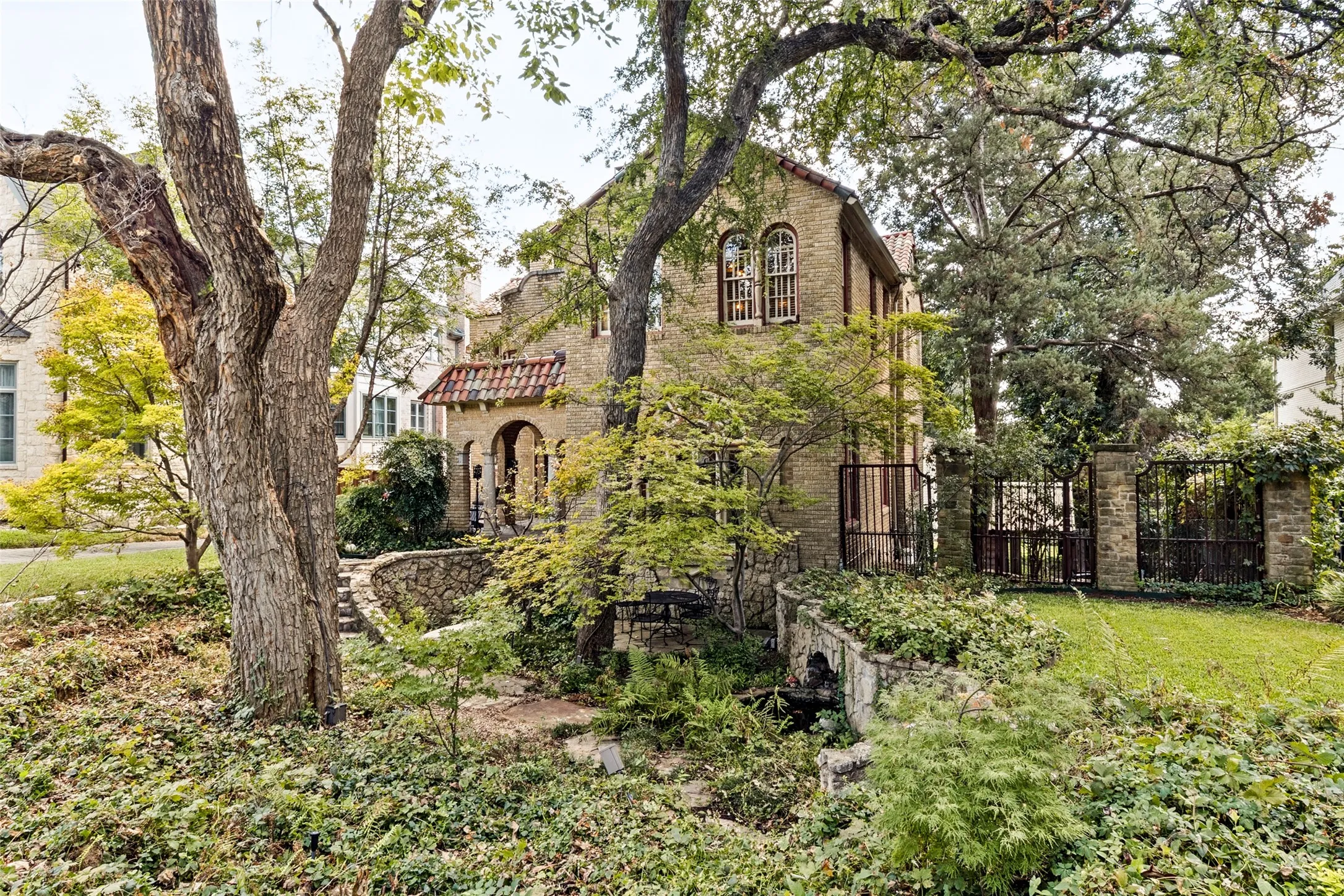 Single Family Residence For Sale in Dallas County , 6936 Lakeshore Drive, Dallas, Texas 75214, 3 Bedroom, 3 Bathroom, 2 Garage spaces, 2,318 Sqft, built in 1926, mls#21392134, Real Estate Agent in Dallas, Homes For Sale in Dallas county, Homes For Sale in Dallas, Realtor in Dallas Texas, Real Estate Brokerage Independent Realty Texas, Luminita Cordes Realtor