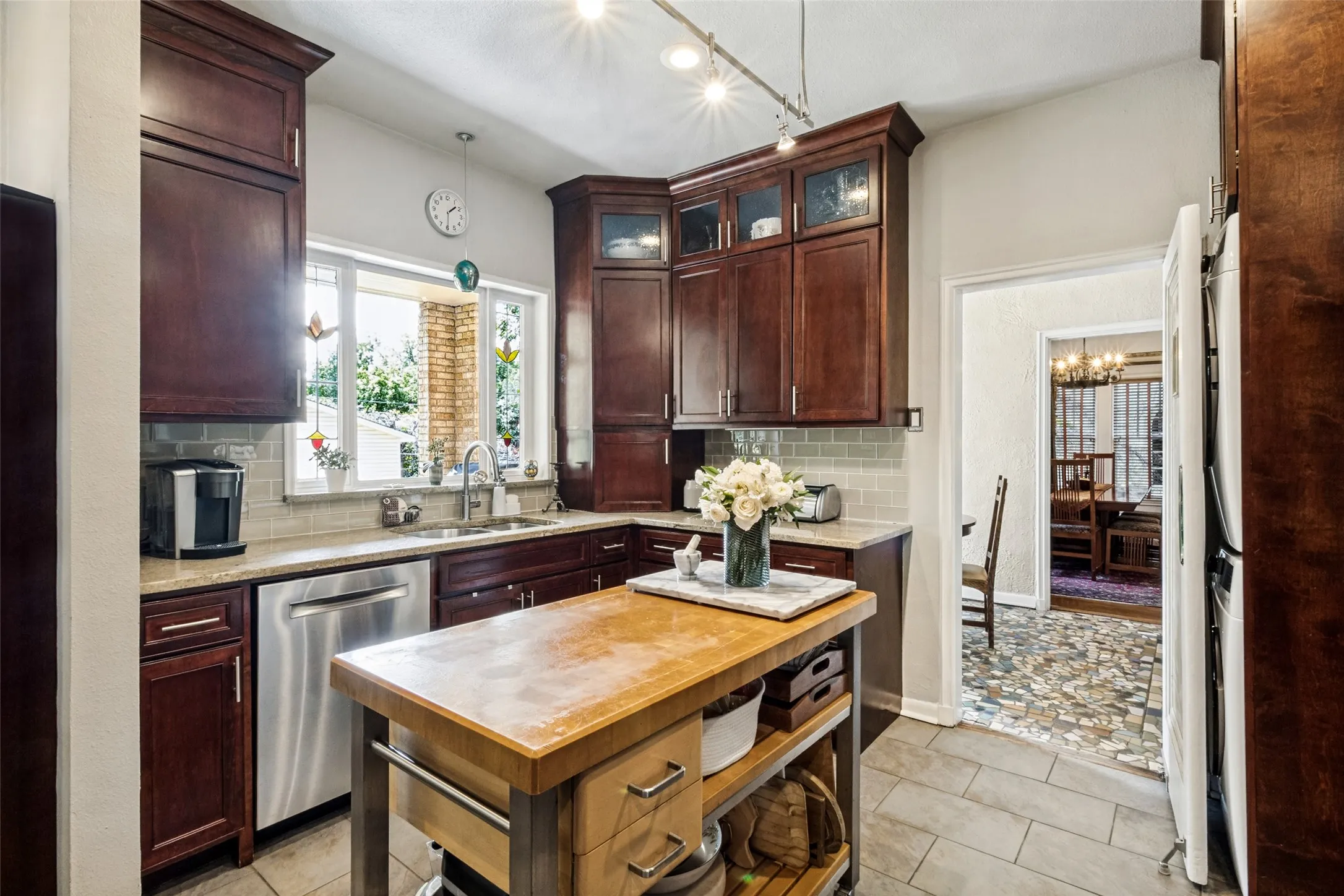 Single Family Residence For Sale in Dallas County , 6936 Lakeshore Drive, Dallas, Texas 75214, 3 Bedroom, 3 Bathroom, 2 Garage spaces, 2,318 Sqft, built in 1926, mls#21392134, Real Estate Agent in Dallas, Homes For Sale in Dallas county, Homes For Sale in Dallas, Realtor in Dallas Texas, Real Estate Brokerage Independent Realty Texas, Luminita Cordes Realtor