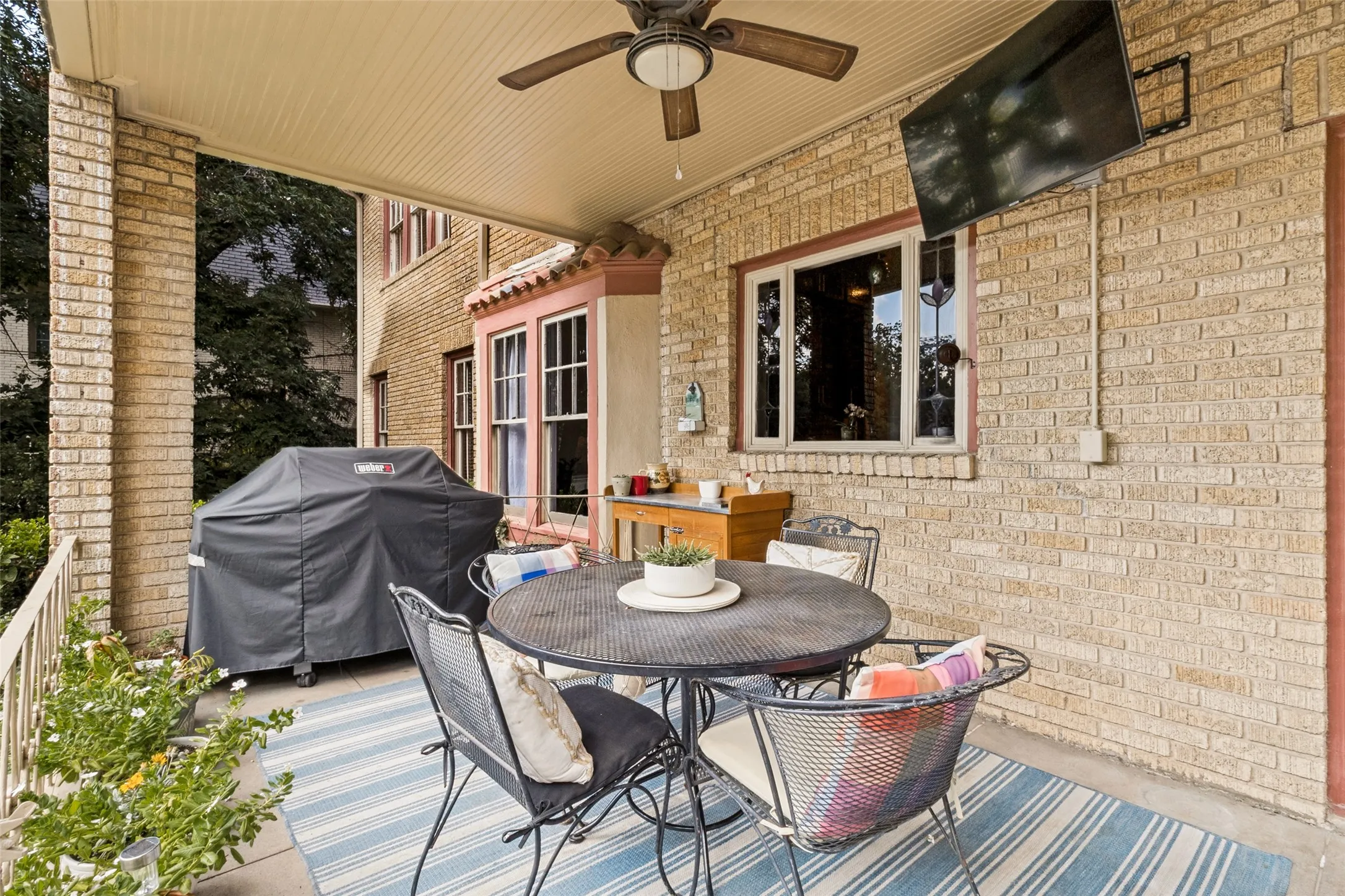 Single Family Residence For Sale in Dallas County , 6936 Lakeshore Drive, Dallas, Texas 75214, 3 Bedroom, 3 Bathroom, 2 Garage spaces, 2,318 Sqft, built in 1926, mls#21392134, Real Estate Agent in Dallas, Homes For Sale in Dallas county, Homes For Sale in Dallas, Realtor in Dallas Texas, Real Estate Brokerage Independent Realty Texas, Luminita Cordes Realtor