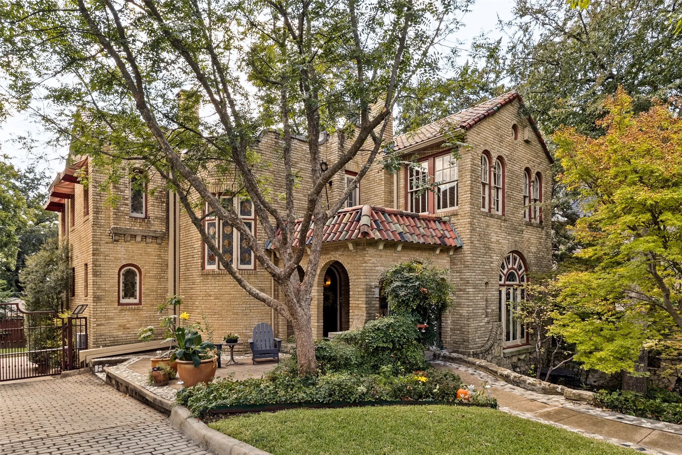 Single Family Residence For Sale in Dallas County , 6936 Lakeshore Drive, Dallas, Texas 75214, 3 Bedroom, 3 Bathroom, 2 Garage spaces, 2,318 Sqft, built in 1926, mls#21392134, Real Estate Agent in Dallas, Homes For Sale in Dallas county, Homes For Sale in Dallas, Realtor in Dallas Texas, Real Estate Brokerage Independent Realty Texas, Luminita Cordes Realtor