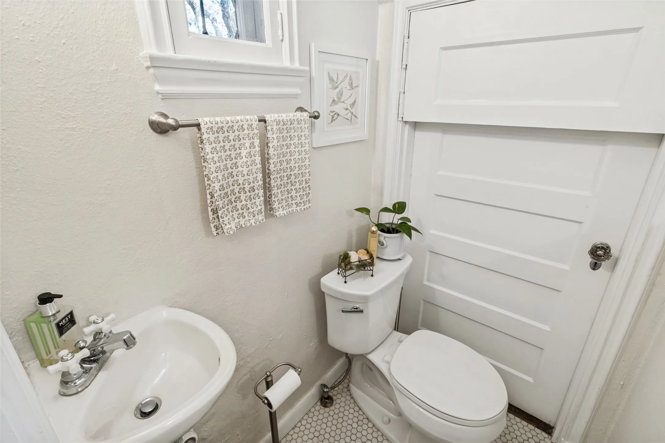 Single Family Residence For Sale in Dallas County , 6936 Lakeshore Drive, Dallas, Texas 75214, 3 Bedroom, 3 Bathroom, 2 Garage spaces, 2,318 Sqft, built in 1926, mls#21392134, Real Estate Agent in Dallas, Homes For Sale in Dallas county, Homes For Sale in Dallas, Realtor in Dallas Texas, Real Estate Brokerage Independent Realty Texas, Luminita Cordes Realtor