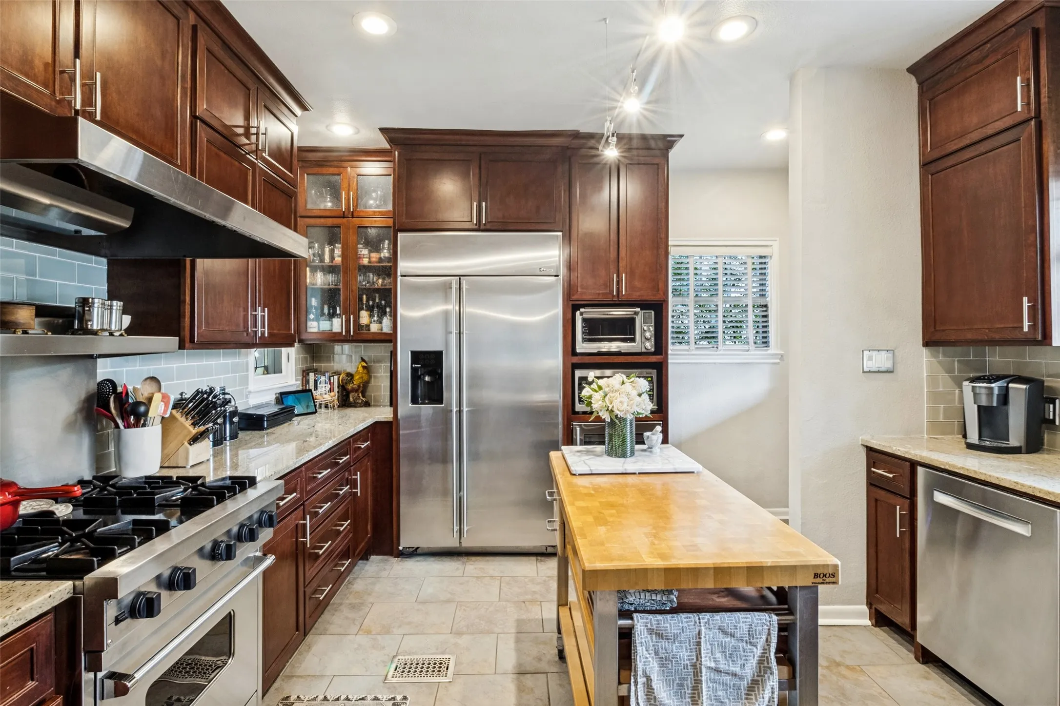 Single Family Residence For Sale in Dallas County , 6936 Lakeshore Drive, Dallas, Texas 75214, 3 Bedroom, 3 Bathroom, 2 Garage spaces, 2,318 Sqft, built in 1926, mls#21392134, Real Estate Agent in Dallas, Homes For Sale in Dallas county, Homes For Sale in Dallas, Realtor in Dallas Texas, Real Estate Brokerage Independent Realty Texas, Luminita Cordes Realtor