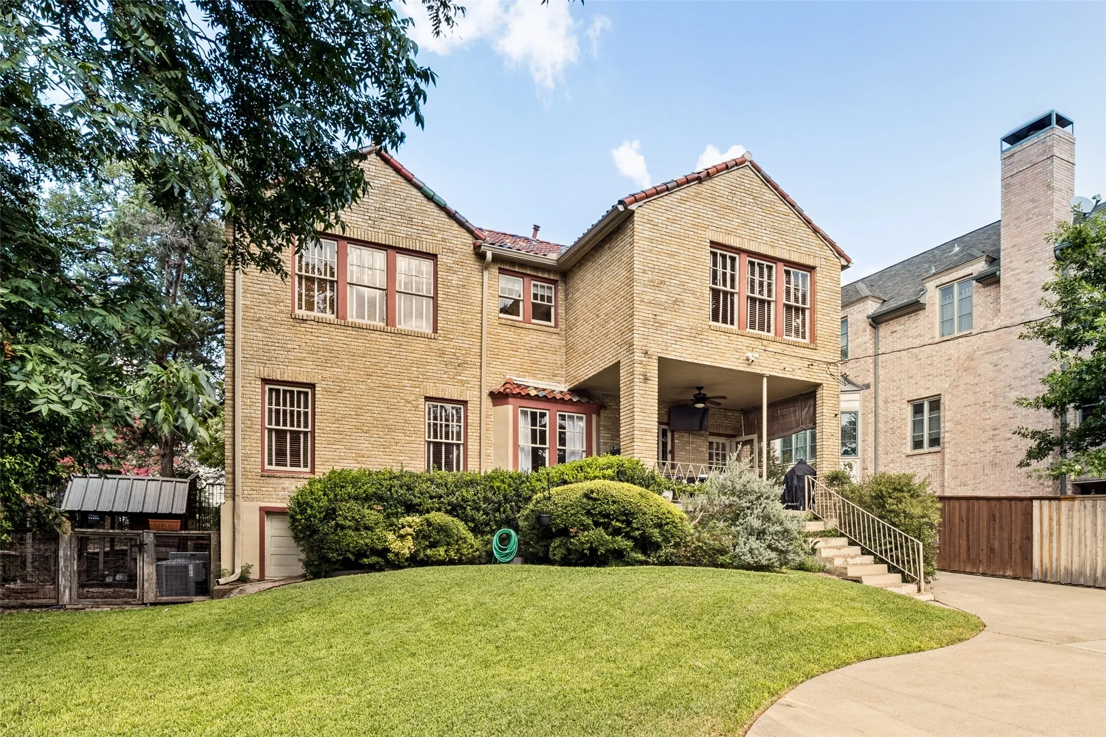 Single Family Residence For Sale in Dallas County , 6936 Lakeshore Drive, Dallas, Texas 75214, 3 Bedroom, 3 Bathroom, 2 Garage spaces, 2,318 Sqft, built in 1926, mls#21392134, Real Estate Agent in Dallas, Homes For Sale in Dallas county, Homes For Sale in Dallas, Realtor in Dallas Texas, Real Estate Brokerage Independent Realty Texas, Luminita Cordes Realtor