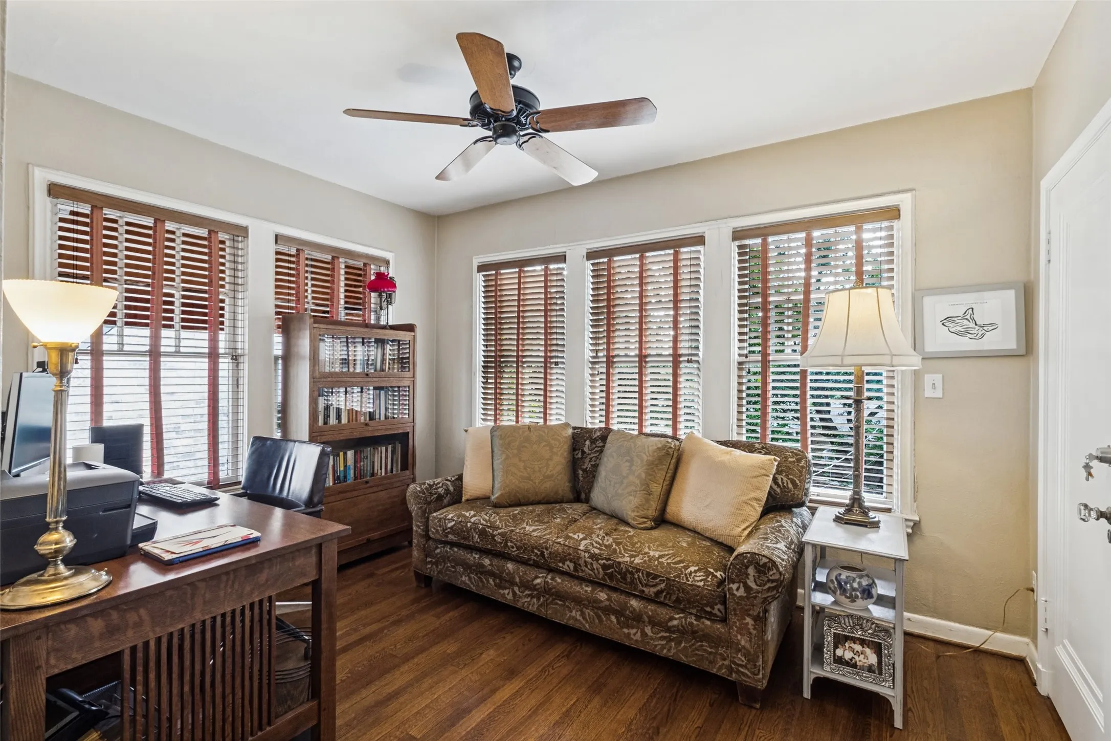 Single Family Residence For Sale in Dallas County , 6936 Lakeshore Drive, Dallas, Texas 75214, 3 Bedroom, 3 Bathroom, 2 Garage spaces, 2,318 Sqft, built in 1926, mls#21392134, Real Estate Agent in Dallas, Homes For Sale in Dallas county, Homes For Sale in Dallas, Realtor in Dallas Texas, Real Estate Brokerage Independent Realty Texas, Luminita Cordes Realtor