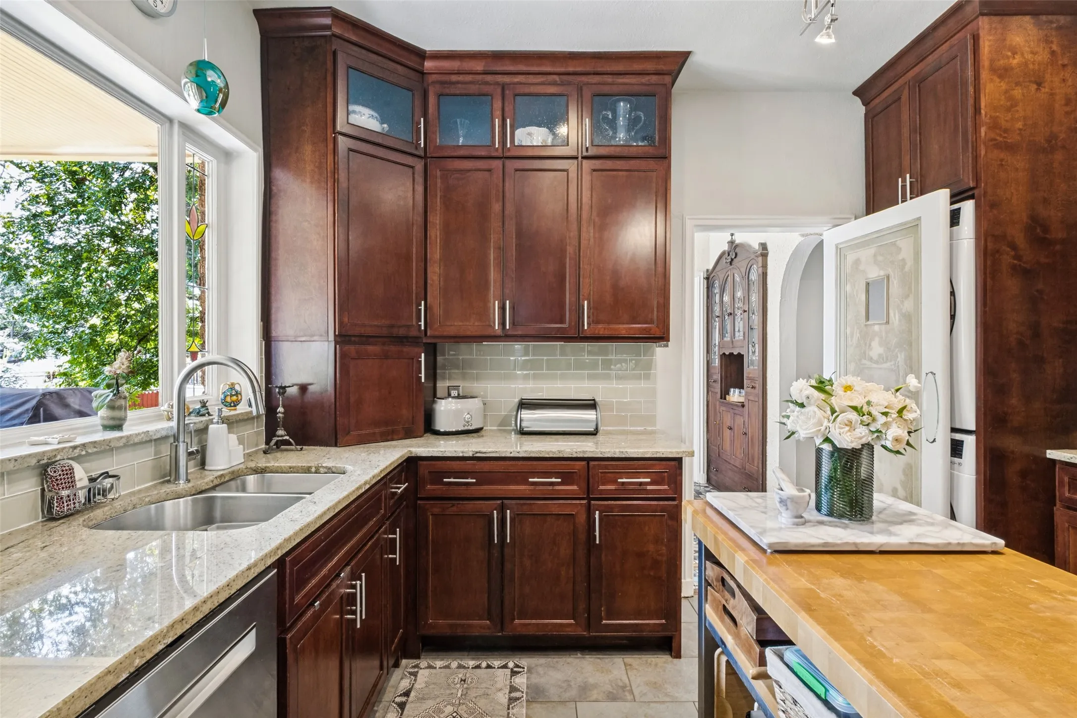 Single Family Residence For Sale in Dallas County , 6936 Lakeshore Drive, Dallas, Texas 75214, 3 Bedroom, 3 Bathroom, 2 Garage spaces, 2,318 Sqft, built in 1926, mls#21392134, Real Estate Agent in Dallas, Homes For Sale in Dallas county, Homes For Sale in Dallas, Realtor in Dallas Texas, Real Estate Brokerage Independent Realty Texas, Luminita Cordes Realtor