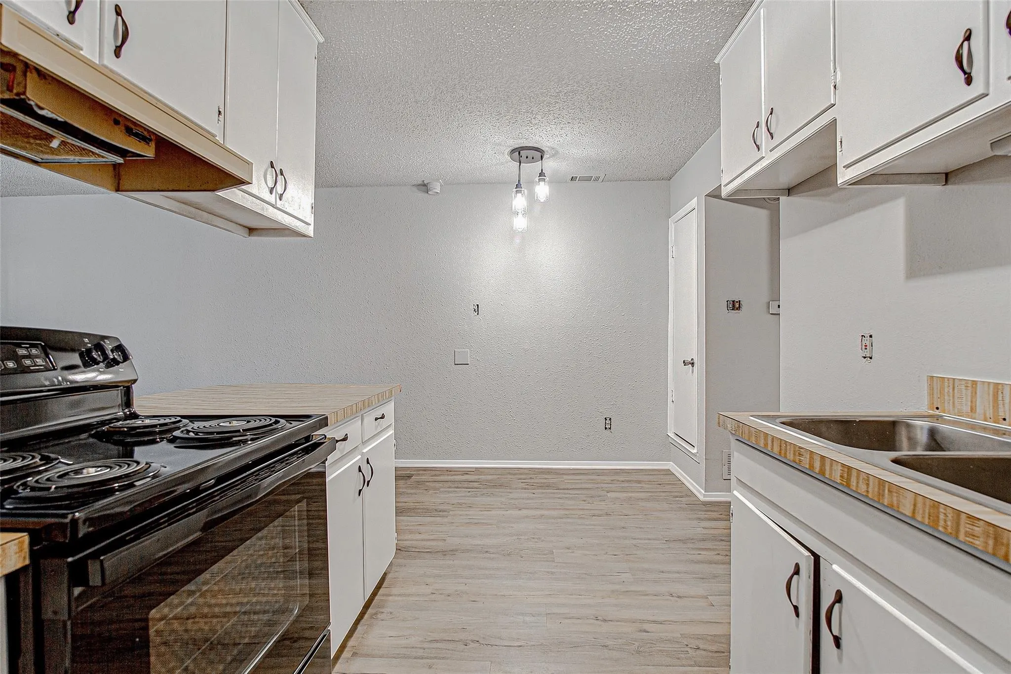 Apartment For Rent in Johnson County , 1709 Short Street C, Cleburne, Texas 76033, 1 Bedroom, 1 Bathroom, Garage spaces, 672 Sqft, built in 1980, mls#21392739, Real Estate Agent in Cleburne, Homes For Rent in Johnson county, Homes For Rent in Cleburne, Realtor in Cleburne Texas, Real Estate Brokerage Independent Realty Texas, Luminita Cordes Realtor