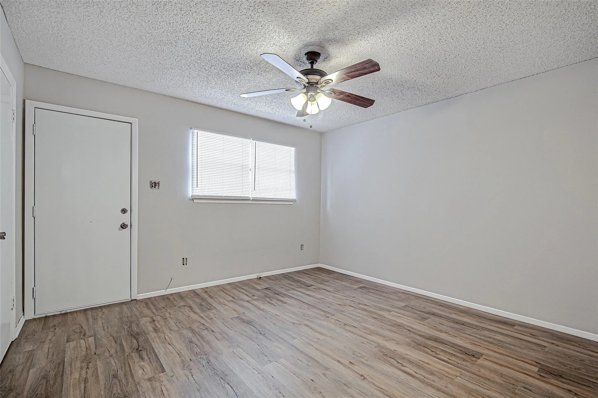 Apartment For Rent in Johnson County , 1709 Short Street C, Cleburne, Texas 76033, 1 Bedroom, 1 Bathroom, Garage spaces, 672 Sqft, built in 1980, mls#21392739, Real Estate Agent in Cleburne, Homes For Rent in Johnson county, Homes For Rent in Cleburne, Realtor in Cleburne Texas, Real Estate Brokerage Independent Realty Texas, Luminita Cordes Realtor