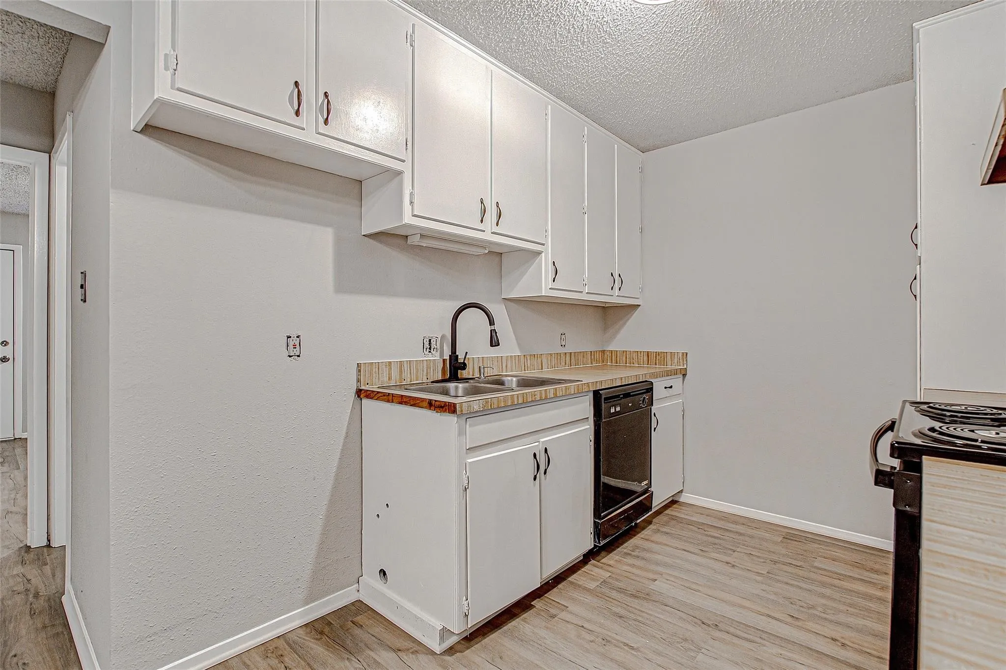 Apartment For Rent in Johnson County , 1709 Short Street C, Cleburne, Texas 76033, 1 Bedroom, 1 Bathroom, Garage spaces, 672 Sqft, built in 1980, mls#21392739, Real Estate Agent in Cleburne, Homes For Rent in Johnson county, Homes For Rent in Cleburne, Realtor in Cleburne Texas, Real Estate Brokerage Independent Realty Texas, Luminita Cordes Realtor