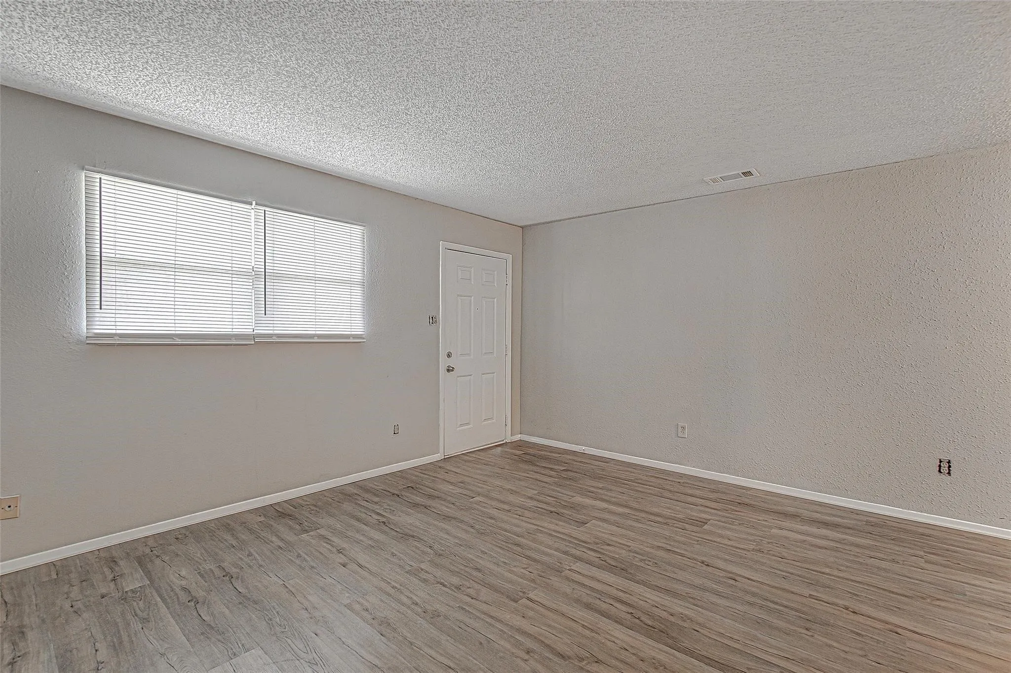 Apartment For Rent in Johnson County , 1709 Short Street C, Cleburne, Texas 76033, 1 Bedroom, 1 Bathroom, Garage spaces, 672 Sqft, built in 1980, mls#21392739, Real Estate Agent in Cleburne, Homes For Rent in Johnson county, Homes For Rent in Cleburne, Realtor in Cleburne Texas, Real Estate Brokerage Independent Realty Texas, Luminita Cordes Realtor