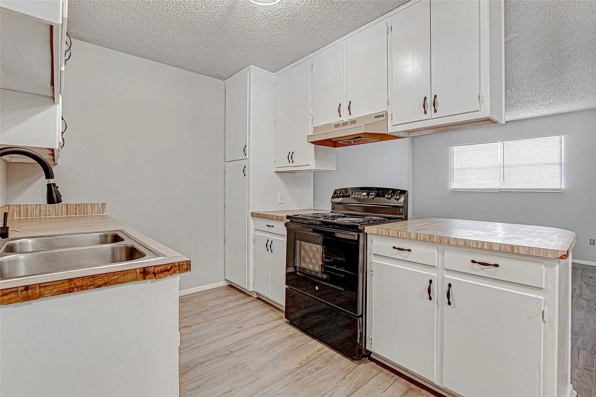 Apartment For Rent in Johnson County , 1709 Short Street C, Cleburne, Texas 76033, 1 Bedroom, 1 Bathroom, Garage spaces, 672 Sqft, built in 1980, mls#21392739, Real Estate Agent in Cleburne, Homes For Rent in Johnson county, Homes For Rent in Cleburne, Realtor in Cleburne Texas, Real Estate Brokerage Independent Realty Texas, Luminita Cordes Realtor