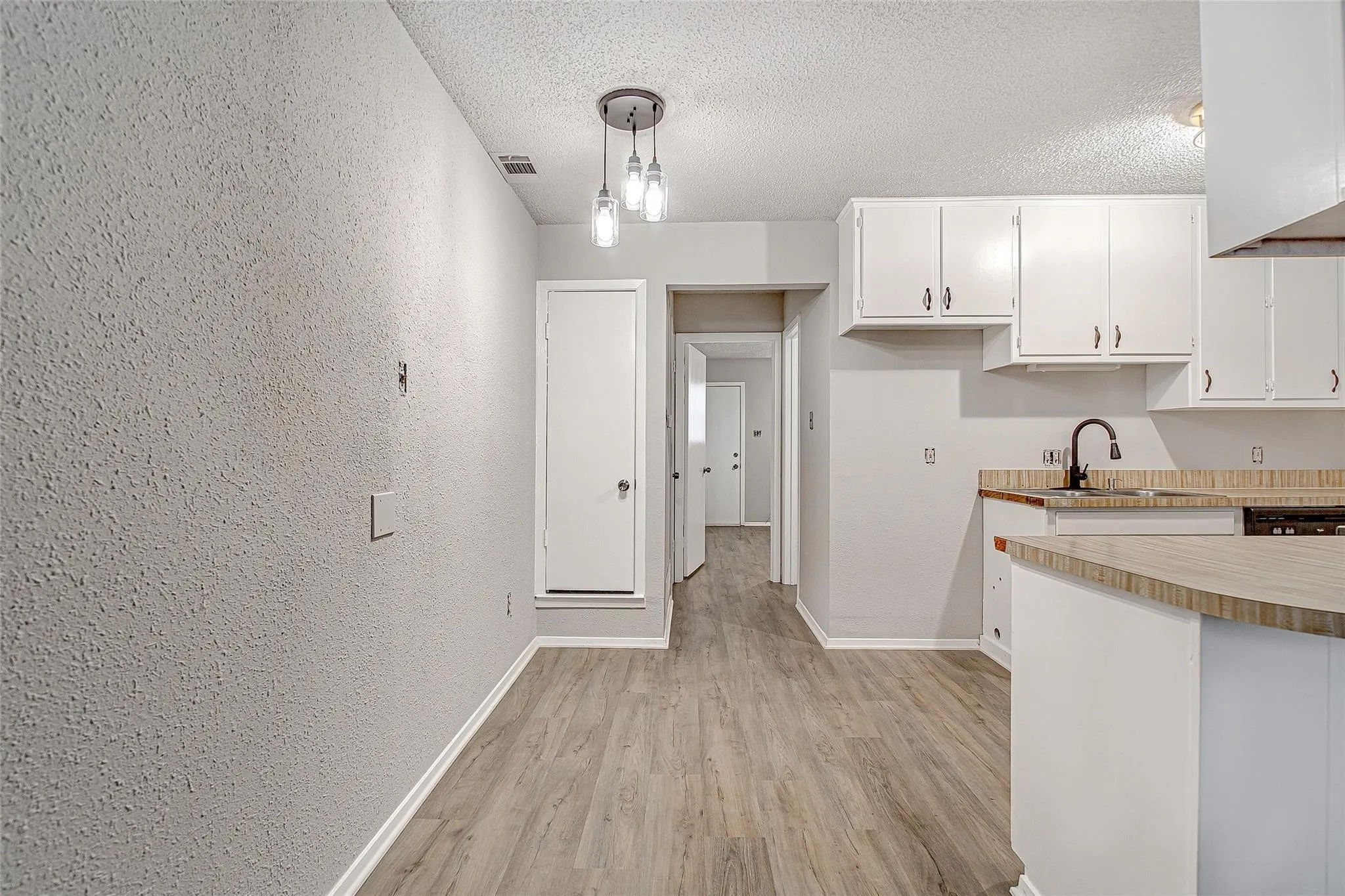 Apartment For Rent in Johnson County , 1709 Short Street C, Cleburne, Texas 76033, 1 Bedroom, 1 Bathroom, Garage spaces, 672 Sqft, built in 1980, mls#21392739, Real Estate Agent in Cleburne, Homes For Rent in Johnson county, Homes For Rent in Cleburne, Realtor in Cleburne Texas, Real Estate Brokerage Independent Realty Texas, Luminita Cordes Realtor