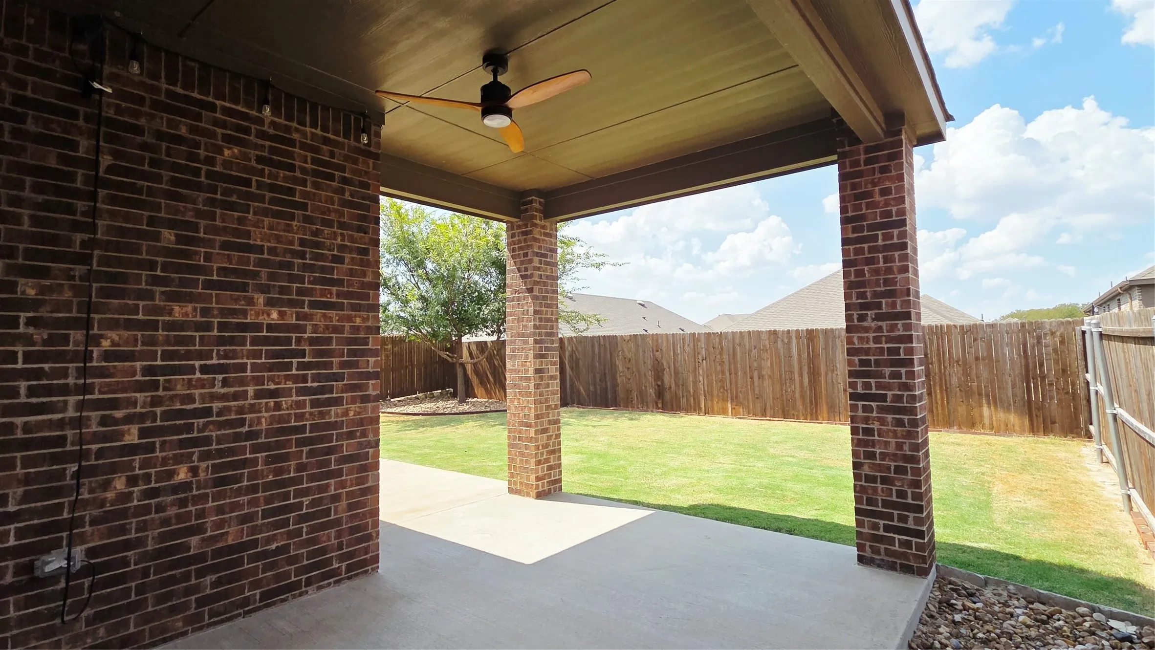 Single Family Residence For Rent in Collin County , 2932 Log Cabin Drive, Celina, Texas 75009, 5 Bedroom, 3 Bathroom, 2 Garage spaces, 2,499 Sqft, built in 2021, mls#21392730, Real Estate Agent in Celina, Homes For Rent in Collin county, Homes For Rent in Celina, Realtor in Celina Texas, Real Estate Brokerage Independent Realty Texas, Luminita Cordes Realtor