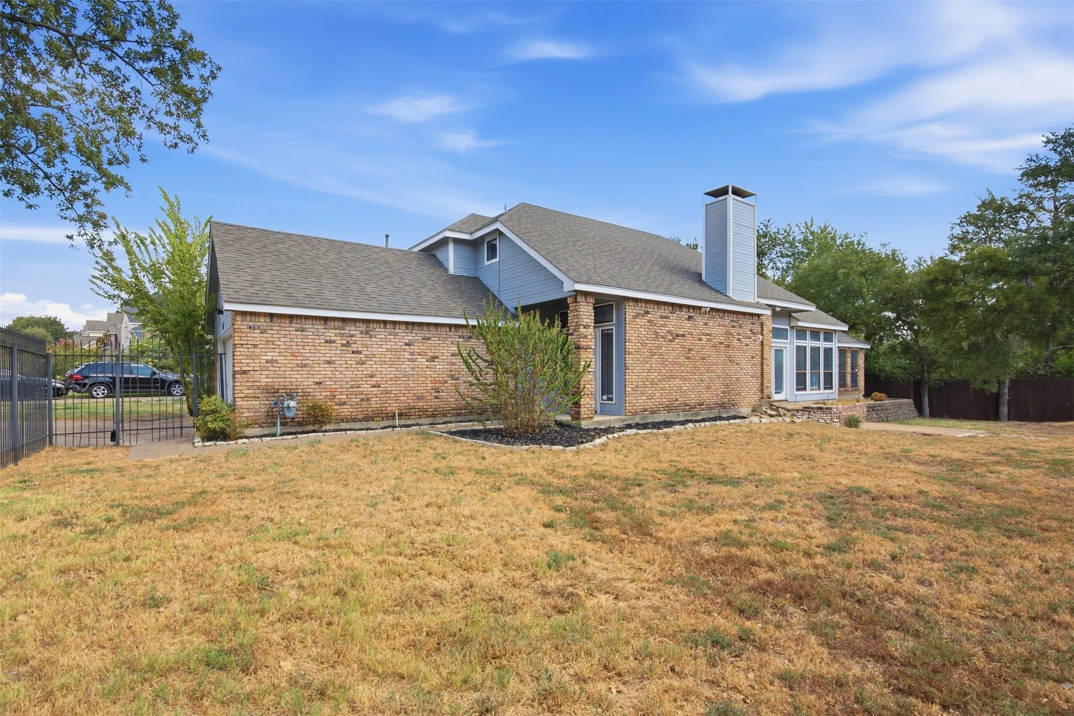 Single Family Residence For Sale in Dallas County , 1308 Carver Lane, Irving, Texas 75061, 3 Bedroom, 3 Bathroom, 2 Garage spaces, 2,167 Sqft, built in 1987, mls#21392416, Real Estate Agent in Irving, Homes For Sale in Dallas county, Homes For Sale in Irving, Realtor in Irving Texas, Real Estate Brokerage Independent Realty Texas, Luminita Cordes Realtor