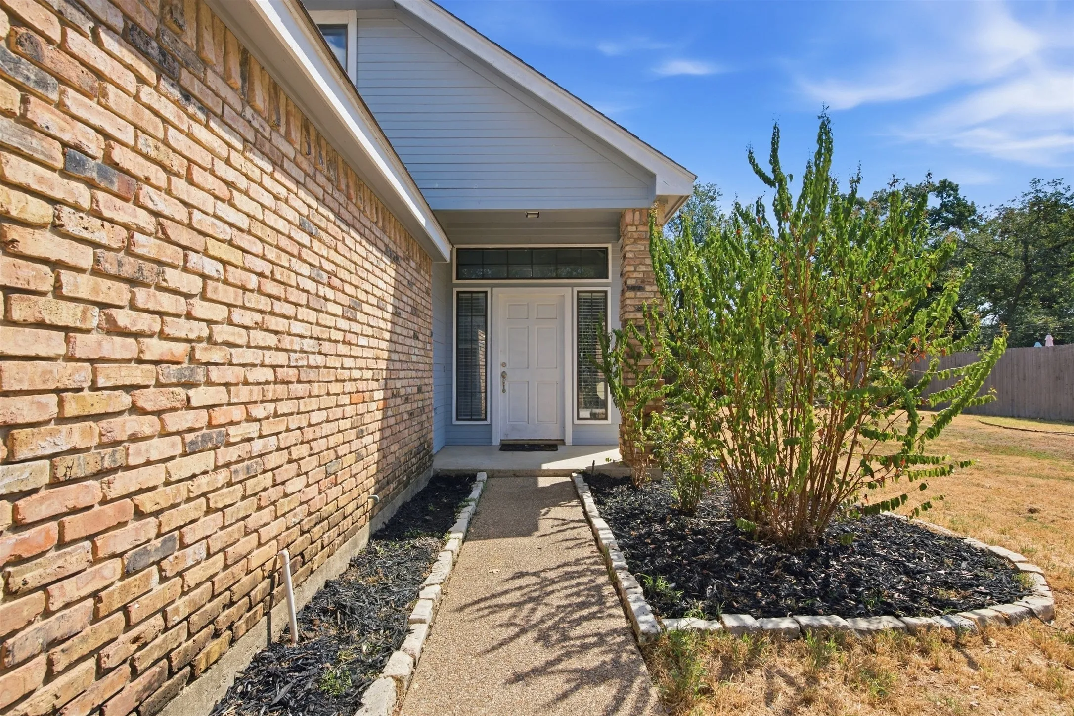 Single Family Residence For Sale in Dallas County , 1308 Carver Lane, Irving, Texas 75061, 3 Bedroom, 3 Bathroom, 2 Garage spaces, 2,167 Sqft, built in 1987, mls#21392416, Real Estate Agent in Irving, Homes For Sale in Dallas county, Homes For Sale in Irving, Realtor in Irving Texas, Real Estate Brokerage Independent Realty Texas, Luminita Cordes Realtor