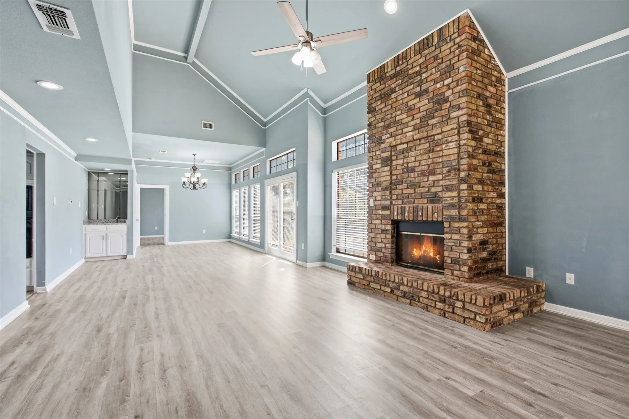 Single Family Residence For Sale in Dallas County , 1308 Carver Lane, Irving, Texas 75061, 3 Bedroom, 3 Bathroom, 2 Garage spaces, 2,167 Sqft, built in 1987, mls#21392416, Real Estate Agent in Irving, Homes For Sale in Dallas county, Homes For Sale in Irving, Realtor in Irving Texas, Real Estate Brokerage Independent Realty Texas, Luminita Cordes Realtor