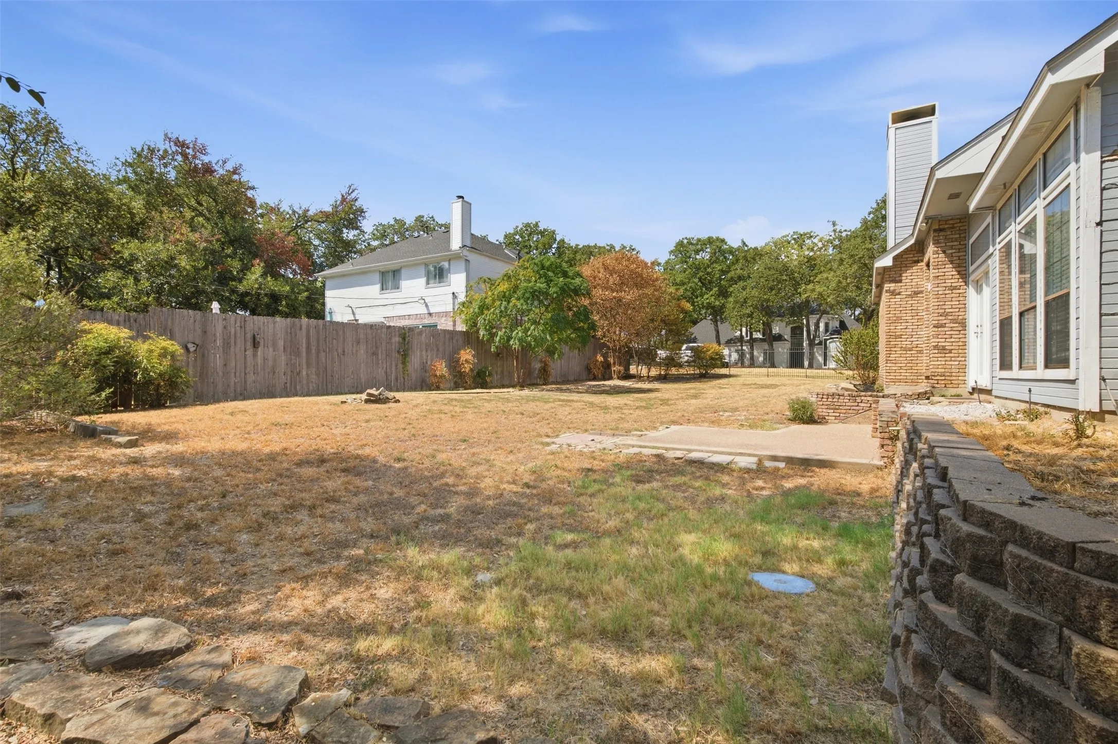 Single Family Residence For Sale in Dallas County , 1308 Carver Lane, Irving, Texas 75061, 3 Bedroom, 3 Bathroom, 2 Garage spaces, 2,167 Sqft, built in 1987, mls#21392416, Real Estate Agent in Irving, Homes For Sale in Dallas county, Homes For Sale in Irving, Realtor in Irving Texas, Real Estate Brokerage Independent Realty Texas, Luminita Cordes Realtor