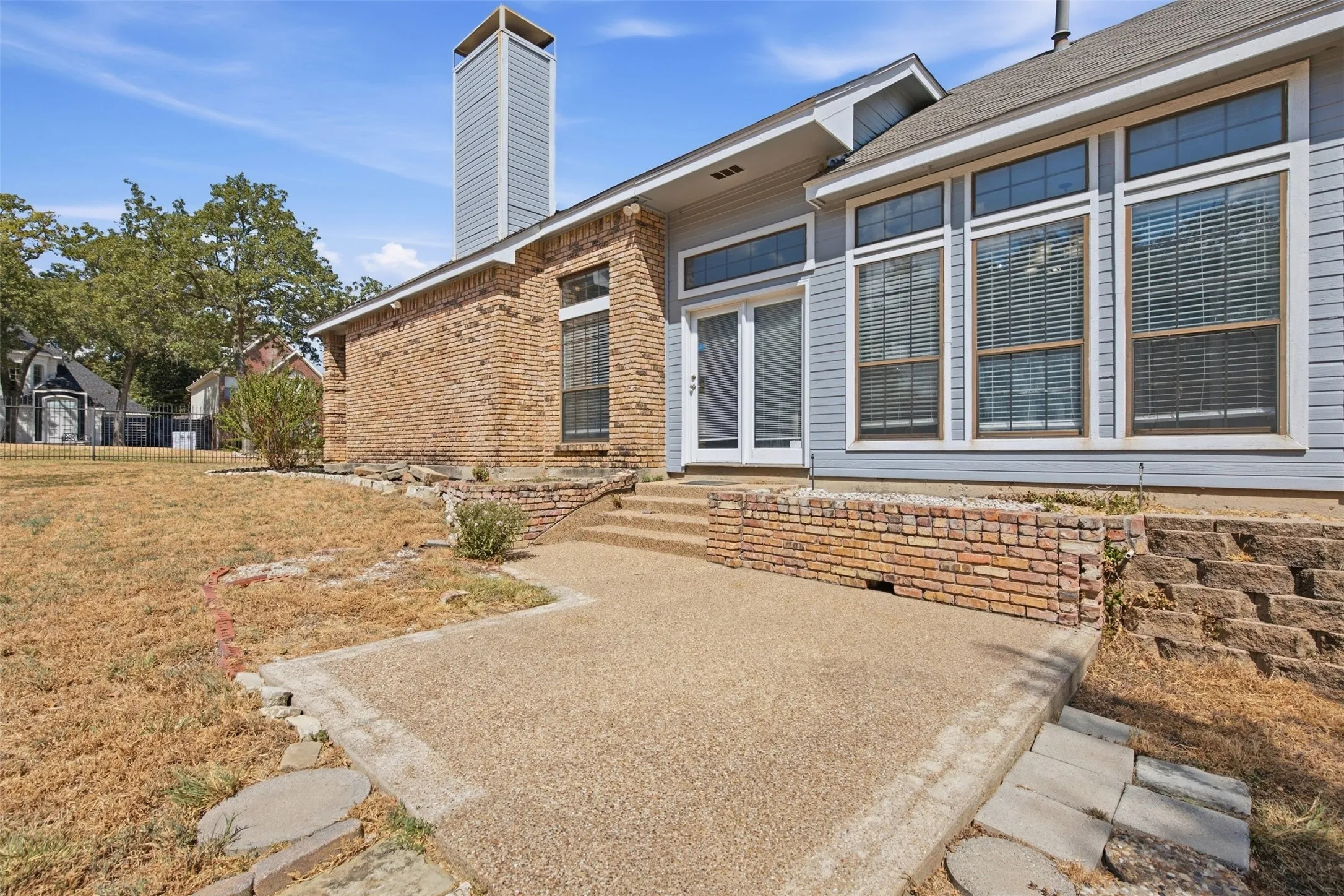 Single Family Residence For Sale in Dallas County , 1308 Carver Lane, Irving, Texas 75061, 3 Bedroom, 3 Bathroom, 2 Garage spaces, 2,167 Sqft, built in 1987, mls#21392416, Real Estate Agent in Irving, Homes For Sale in Dallas county, Homes For Sale in Irving, Realtor in Irving Texas, Real Estate Brokerage Independent Realty Texas, Luminita Cordes Realtor