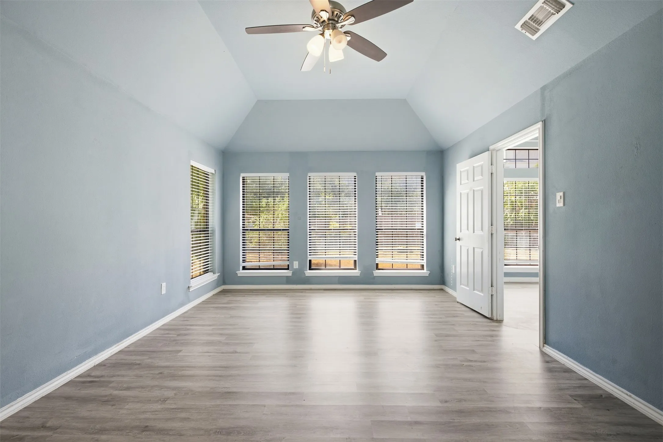 Single Family Residence For Sale in Dallas County , 1308 Carver Lane, Irving, Texas 75061, 3 Bedroom, 3 Bathroom, 2 Garage spaces, 2,167 Sqft, built in 1987, mls#21392416, Real Estate Agent in Irving, Homes For Sale in Dallas county, Homes For Sale in Irving, Realtor in Irving Texas, Real Estate Brokerage Independent Realty Texas, Luminita Cordes Realtor