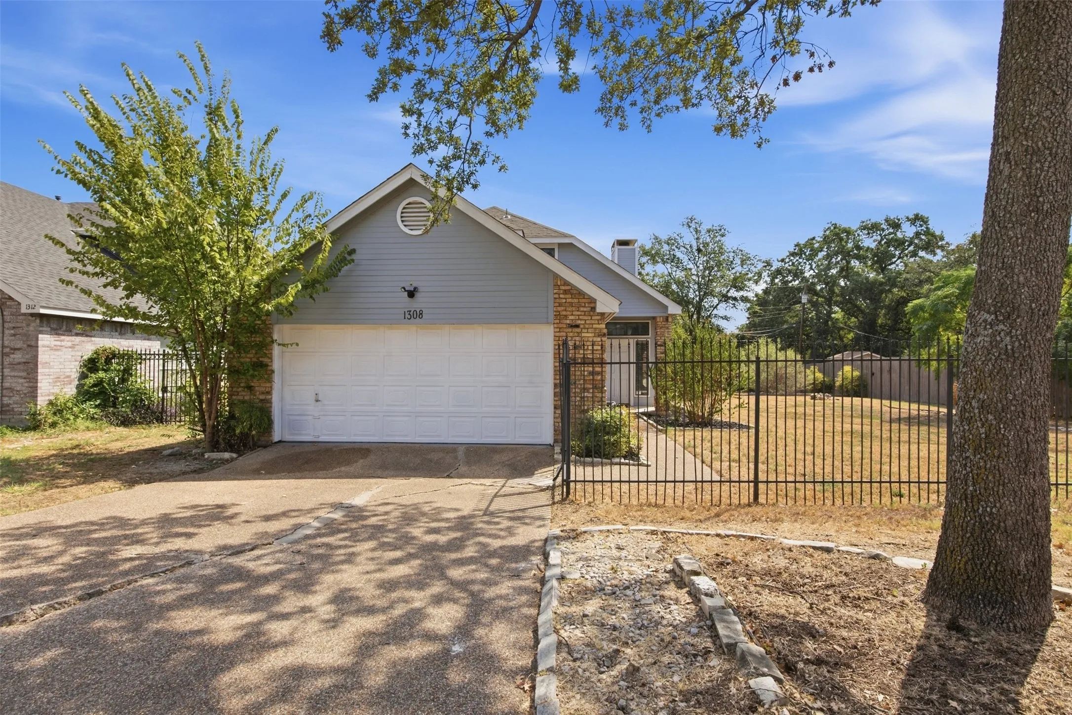 Single Family Residence For Sale in Dallas County , 1308 Carver Lane, Irving, Texas 75061, 3 Bedroom, 3 Bathroom, 2 Garage spaces, 2,167 Sqft, built in 1987, mls#21392416, Real Estate Agent in Irving, Homes For Sale in Dallas county, Homes For Sale in Irving, Realtor in Irving Texas, Real Estate Brokerage Independent Realty Texas, Luminita Cordes Realtor