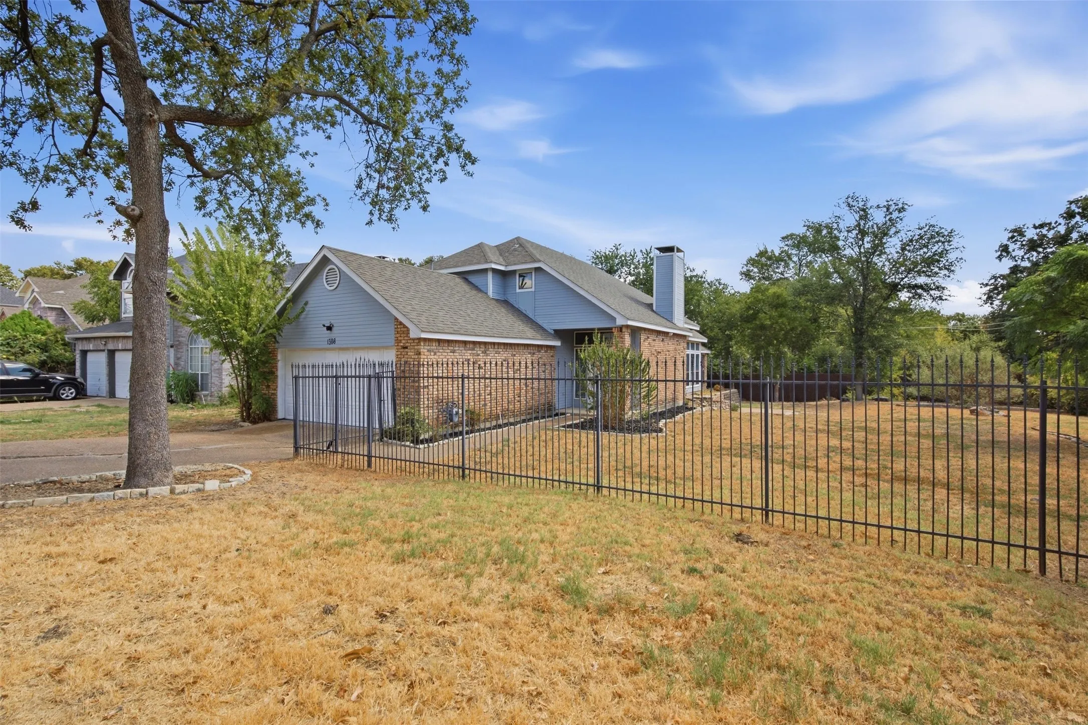 Single Family Residence For Sale in Dallas County , 1308 Carver Lane, Irving, Texas 75061, 3 Bedroom, 3 Bathroom, 2 Garage spaces, 2,167 Sqft, built in 1987, mls#21392416, Real Estate Agent in Irving, Homes For Sale in Dallas county, Homes For Sale in Irving, Realtor in Irving Texas, Real Estate Brokerage Independent Realty Texas, Luminita Cordes Realtor