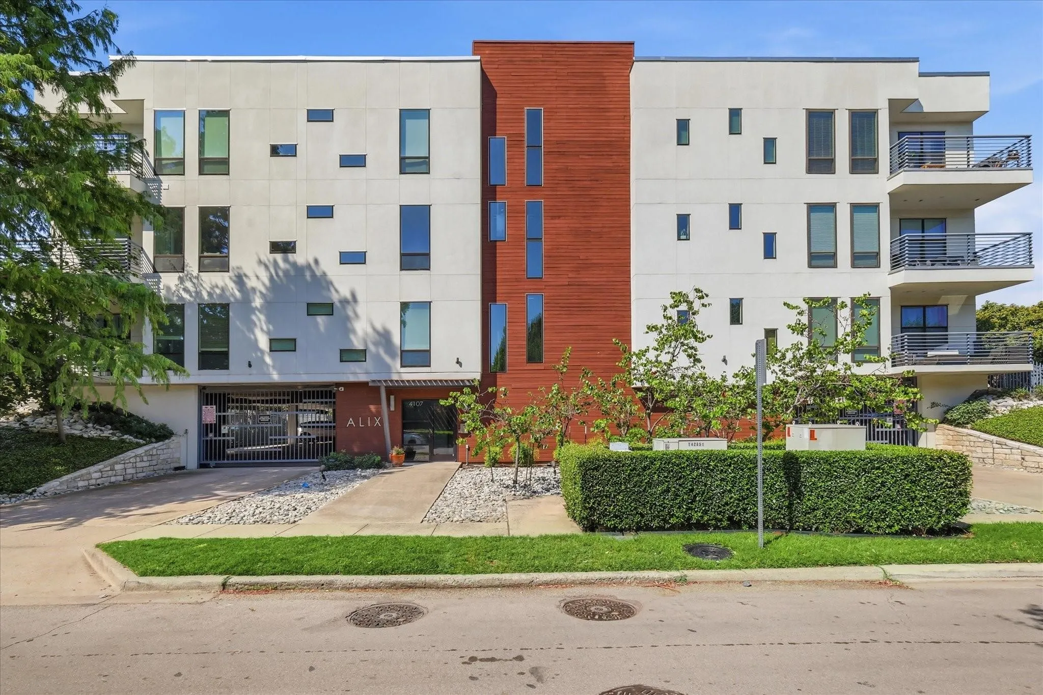 Condominium For Sale in Dallas County , 4107 Bowser Avenue 308, Dallas, Texas 75219, 2 Bedroom, 2 Bathroom, 2 Garage spaces, 1,332 Sqft, built in 2008, mls#21391305, Real Estate Agent in Dallas, Homes For Sale in Dallas county, Homes For Sale in Dallas, Realtor in Dallas Texas, Real Estate Brokerage Independent Realty Texas, Luminita Cordes Realtor