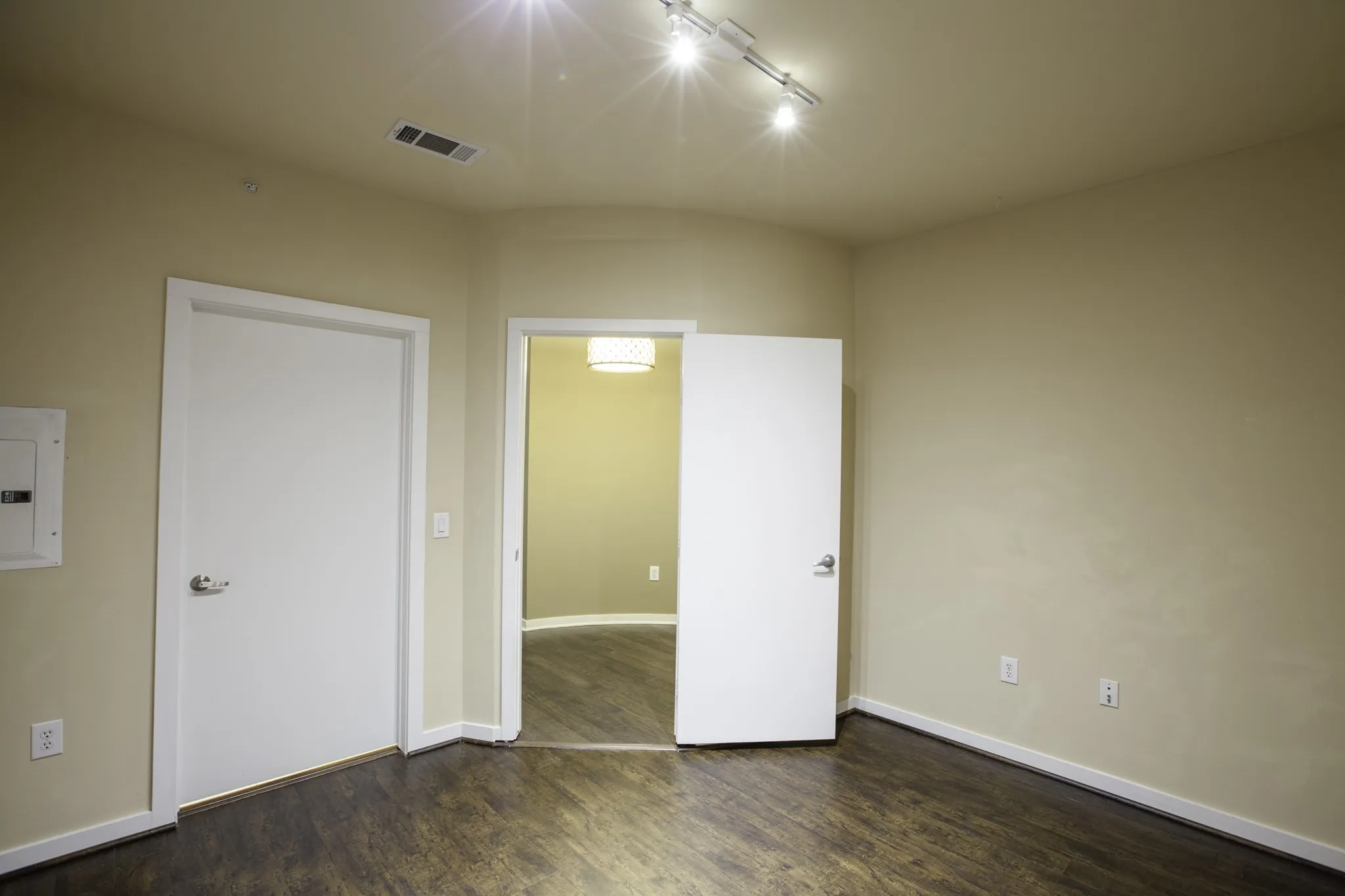 Condominium For Sale in Dallas County , 4107 Bowser Avenue 308, Dallas, Texas 75219, 2 Bedroom, 2 Bathroom, 2 Garage spaces, 1,332 Sqft, built in 2008, mls#21391305, Real Estate Agent in Dallas, Homes For Sale in Dallas county, Homes For Sale in Dallas, Realtor in Dallas Texas, Real Estate Brokerage Independent Realty Texas, Luminita Cordes Realtor